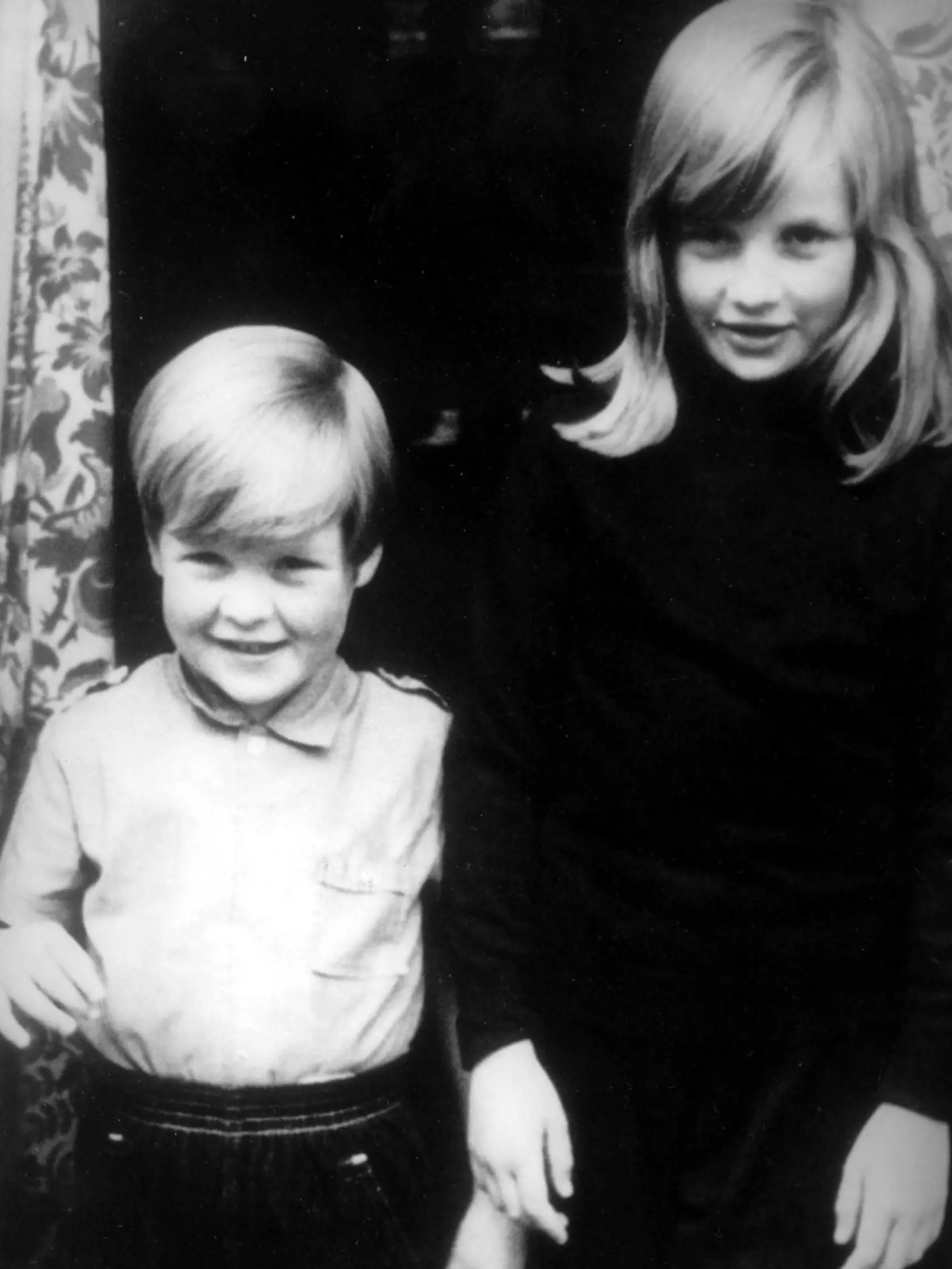 Diana sa narodila v britskej šľachte a vyrastala v blízkosti kráľovskej rodiny na ich panstve v Sandringhame. Najmladšiu dcéru Johna Spencera, 8. grófa Spencera a Frances Shand Kyddovej, výrazne ovplyvnil ich rozvod v roku 1967. Akademicky sa neposunula, mala však talent na hudbu, tanec a šport.