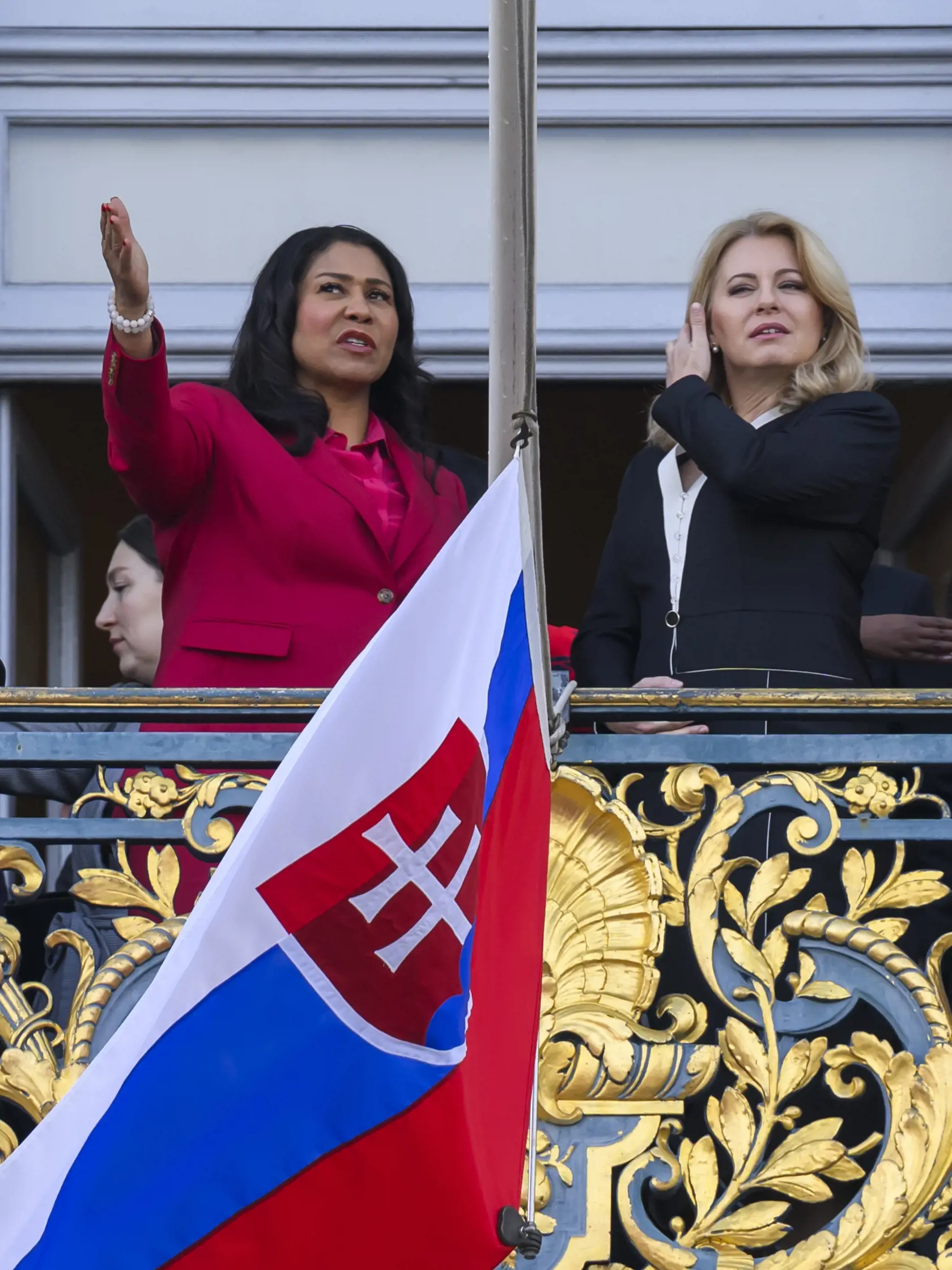 Prezidentka SR Zuzana Čaputová sa presunula vo štvrtok z Kanady do USA. V San Franciscu ju privítala primátorka mesta London Breed. Spoločne vztýčili na radnici slovenskú vlajku. Na snímke starostka San Francisca London Breed (vľavo) a prezidentka SR Zuzana Čaputová (vpravo) počas vztýčenie slovenskej vlajky na radnici v San Franciscu 1. februára 2024. FOTO TASR - Jaroslav Novák