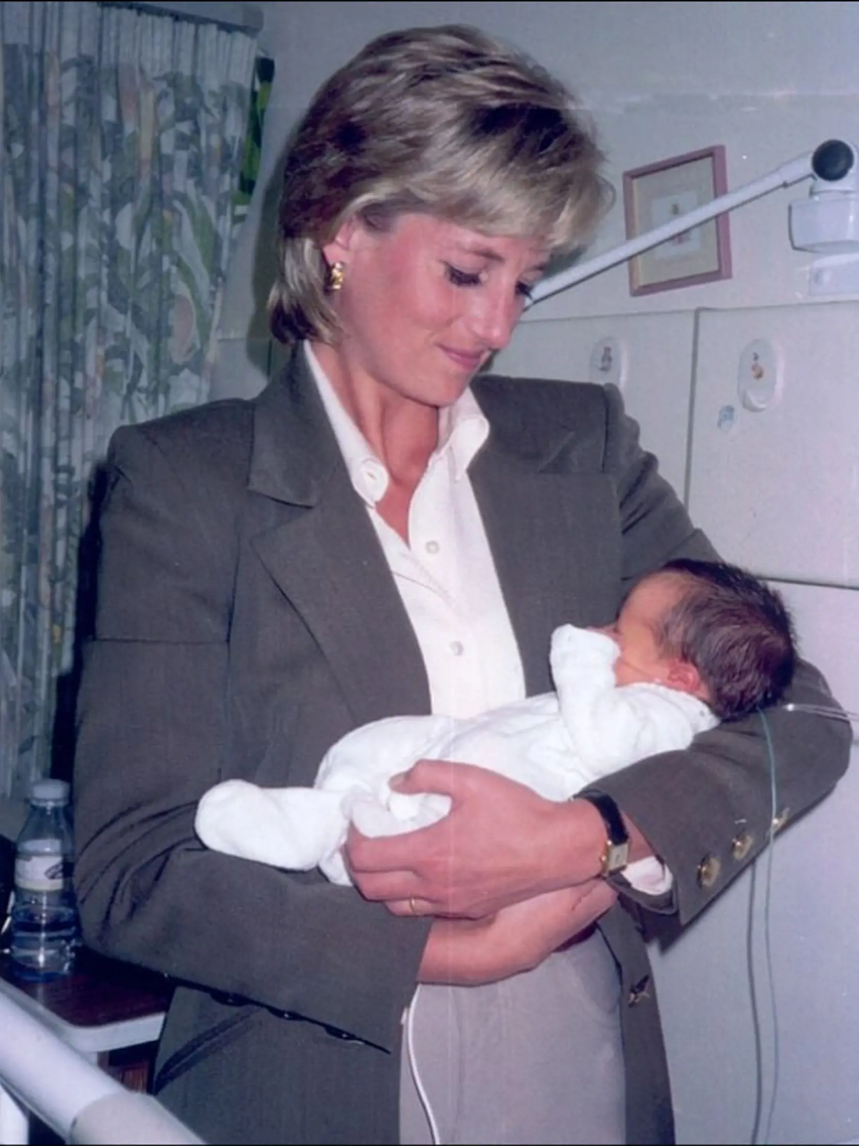Princezná Diana navštívila v roku 1996 nemocnicu v Londýne. Na ruky zobrala v tom čase 6-dňového Jamesona.