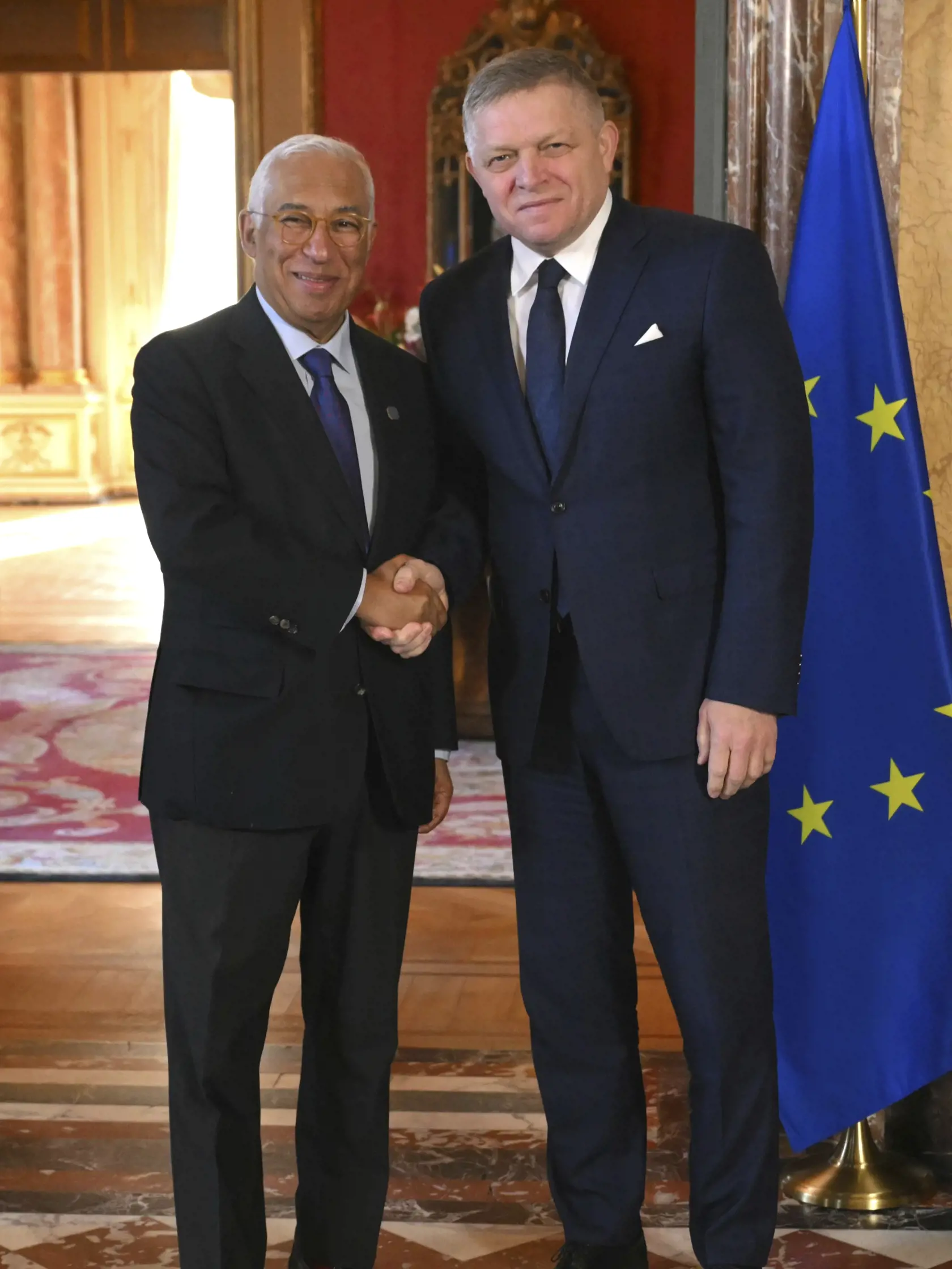 WA 69 Brusel - Predseda Európskej rady António Costa (vľavo) a slovenský premiér Robert Fico pózujú počas príchodu na neformálne stretnutie európskych politikov o bezpečnostnej politike v Bruseli v pondelok 3. februára 2025. Pozvánku dostali lídri 27 členských krajín EÚ, ako aj britský premiér Keir Starmer a šéfa NATO Mark Rutte. FOTO TASR/AP   

European Council President Antonio Costa, left, greets Slovakia's Prime Minister Robert Fico as he arrives for an EU summit at the Egmont Palace in Brussels, Monday, Feb. 3, 2025. (Nicolas Tucat, Pool Photo via AP)