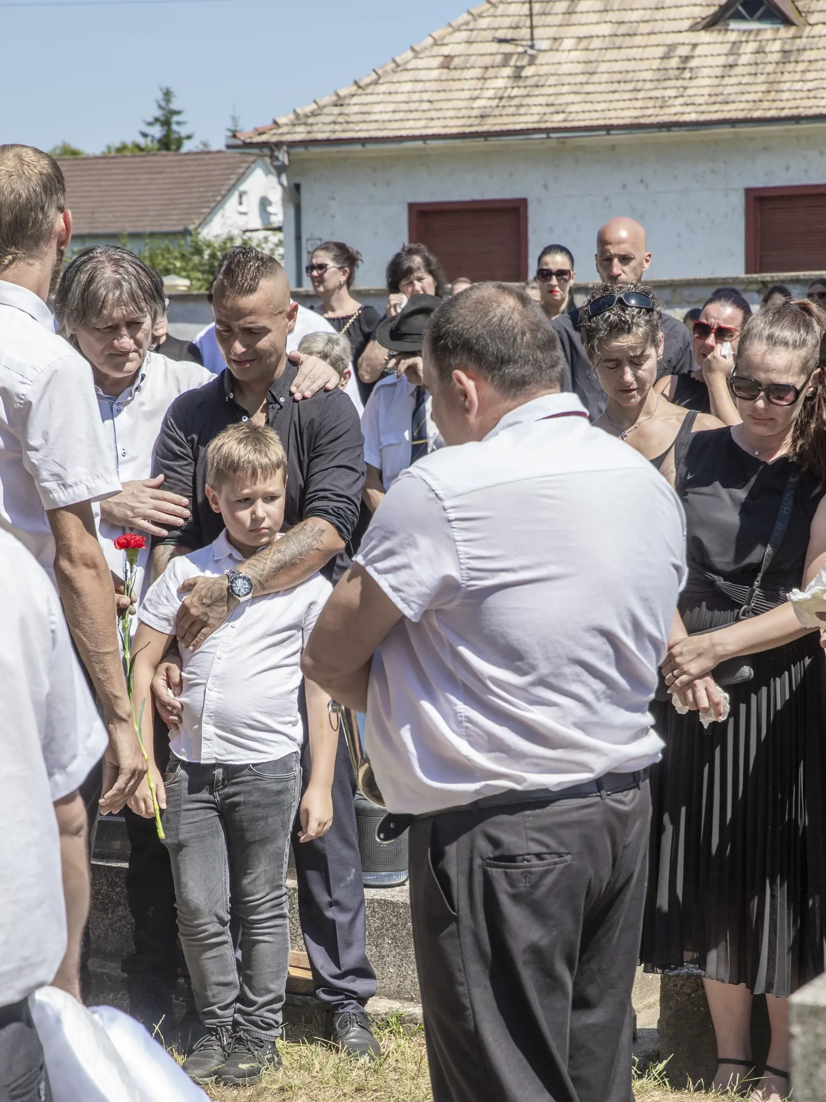 Na snímke je pohreb mladej ženy v Štúrove. Hádzanárke Cyntii, ktorú našli zabalenú v igelite, dnes povedali posledné zbohom.