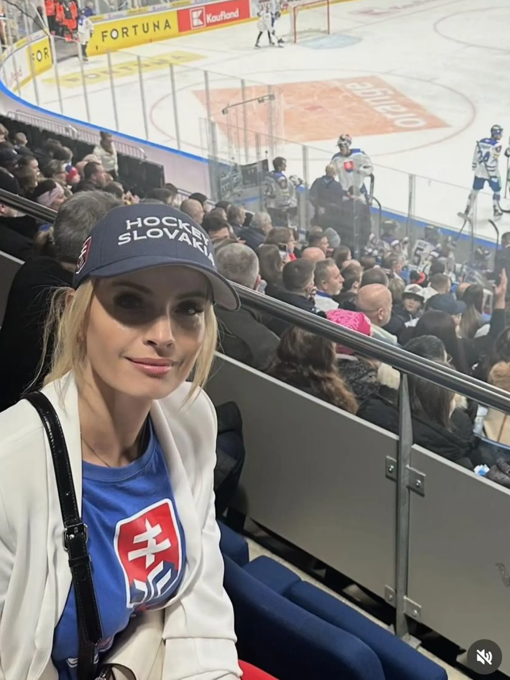 Marianna Ďurianová na hokejovom zápase s Lotyšskom.