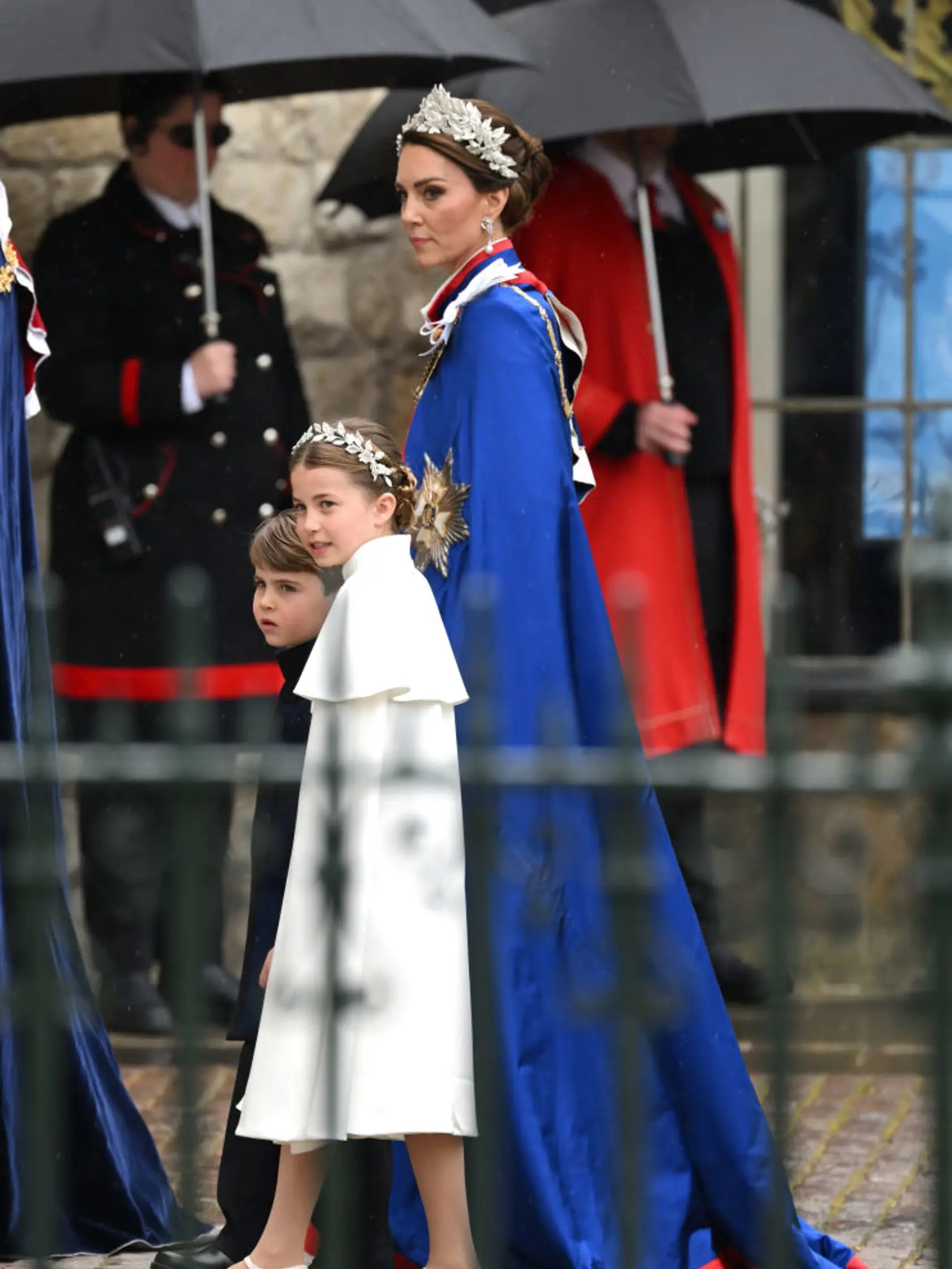 Princ Louis predviedol počas korunovácie plejádu grimás.