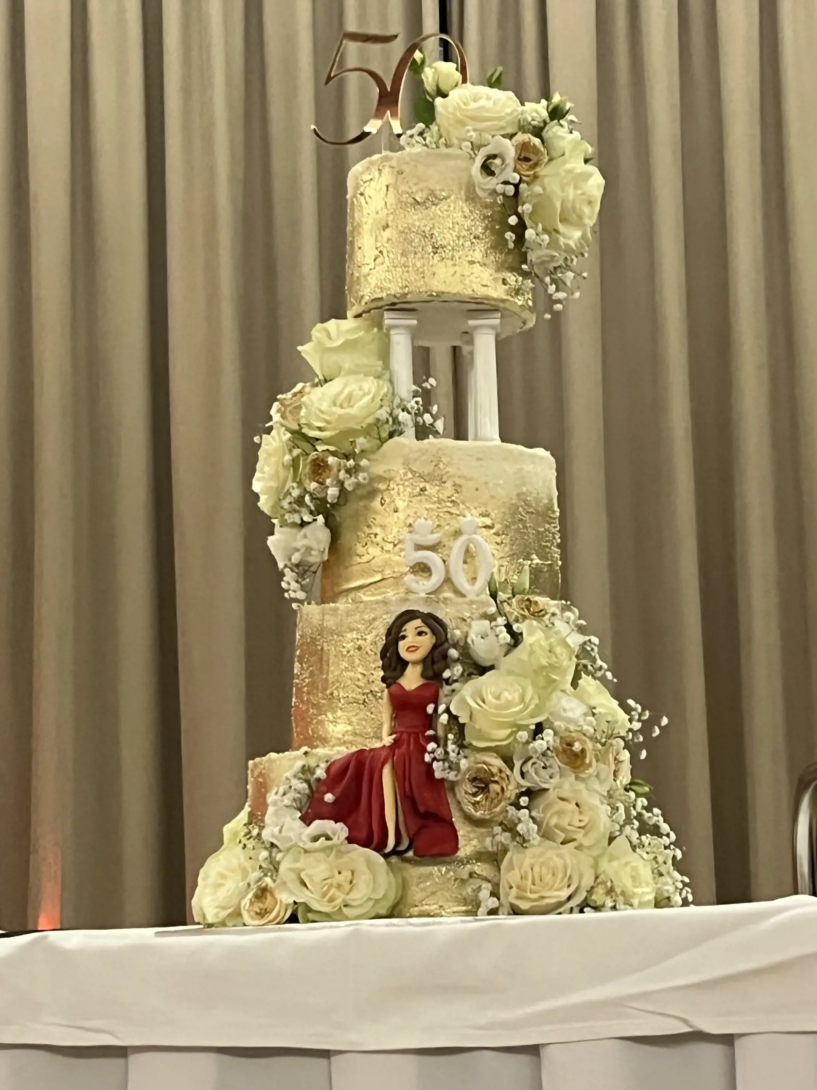 Karin Majtánová oslávila päťdesiatku a PLUS 7 DNÍ bolo pri tom. Pompézna maslová  torta. Každé poschodie malo inú chuť.