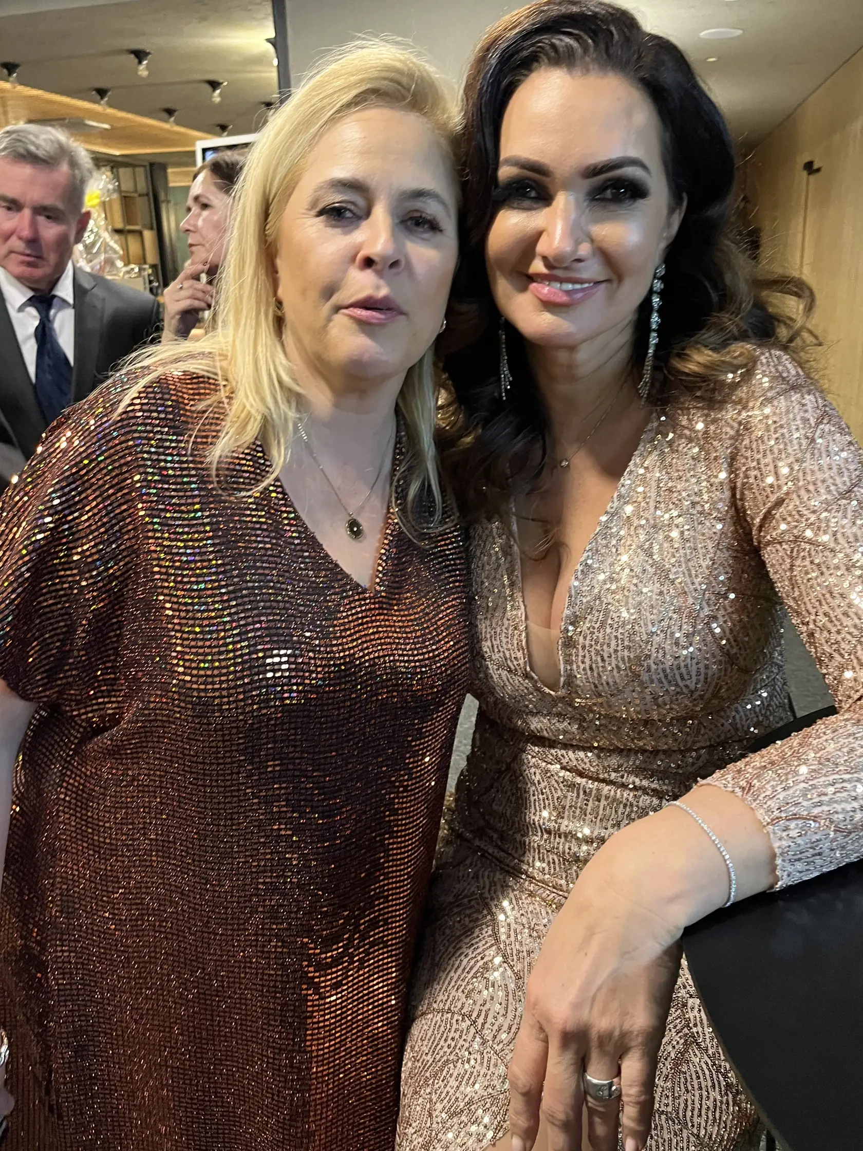 Karin Majtánová oslávila päťdesiatku a PLUS 7 DNÍ bolo pri tom. Na zábere s kamarátkou Denisou. Ako nám prezradili, poznajú sa ešte od školských čias.
