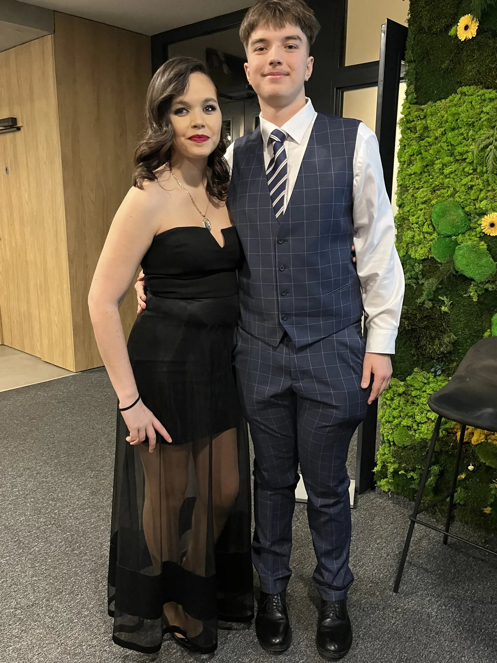 Karin Majtánová oslávila päťdesiatku a PLUS 7 DNÍ bolo pri tom. Na party samozrejme nechýbali ani jej deti, dcéra Kajka a syn Samo.