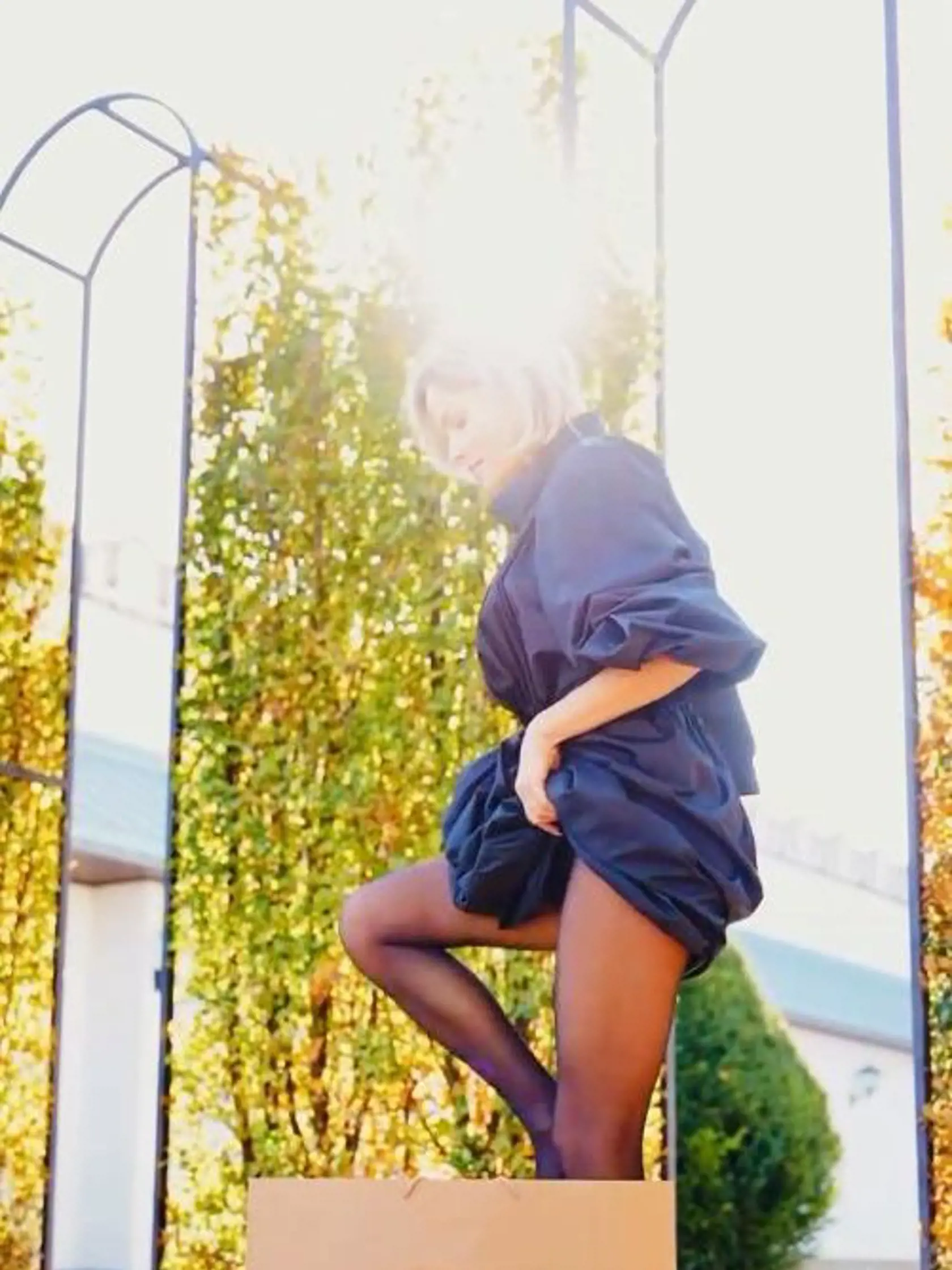 Ivana Gáborík zaujala takýmto jesenným outfitom. Predviedla sexi nohy v pančuškách.