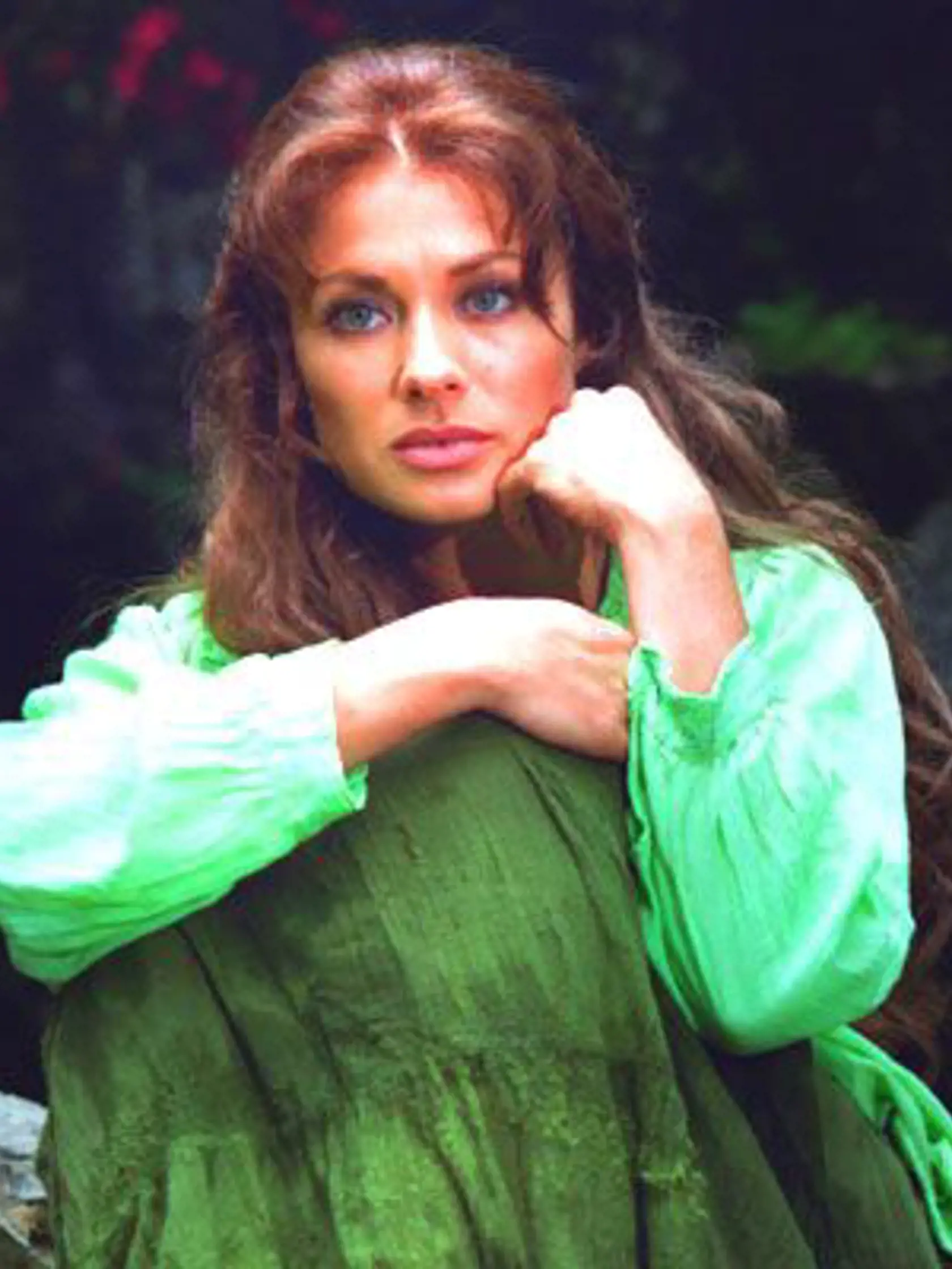 Nevidiaca Esmeralda: Leticia Calderón (49) Mexická herečka si kariéru postavila práve na telenovele Esmeralda z roku 1997. V čase nakrúcania bola vydatá za Marka Lopeza, s ktorým sa ale rozišla. Napokon si našla partnera, s ktorým dodnes vychováva dvoch synov. Aktuálne je táto nádherná žena stále v kurze, napísala knihu, hrá vo filmoch a v divadle. Seriálová herečka sa zmenila na nepoznanie. Je z nej krátkovlasá blondínka, no treba povedať, že aj pred päťdesiatkou vyzerá výborne.