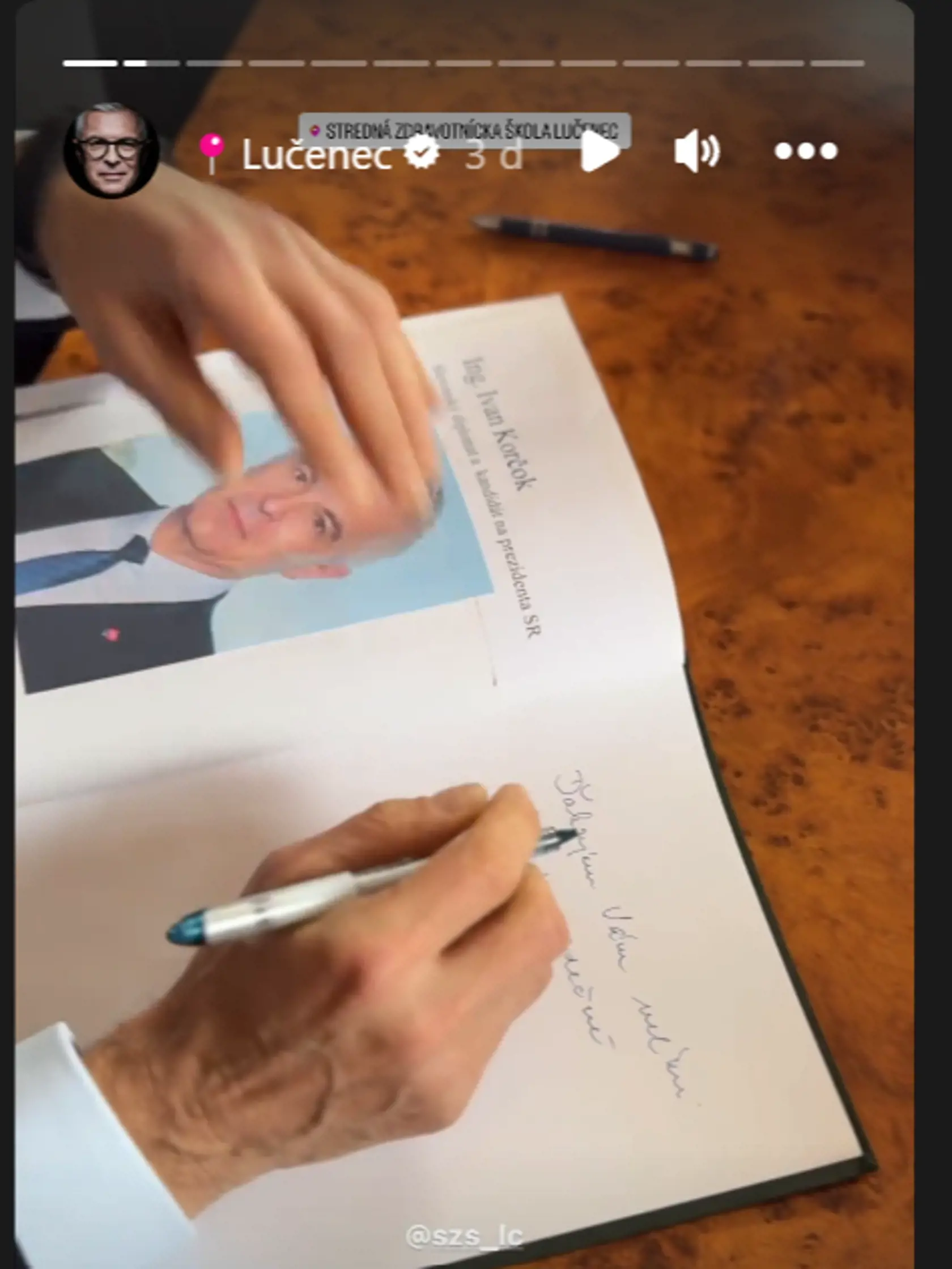 Ivan Korčok sa podpisuje knihe návštev v Lučenci.