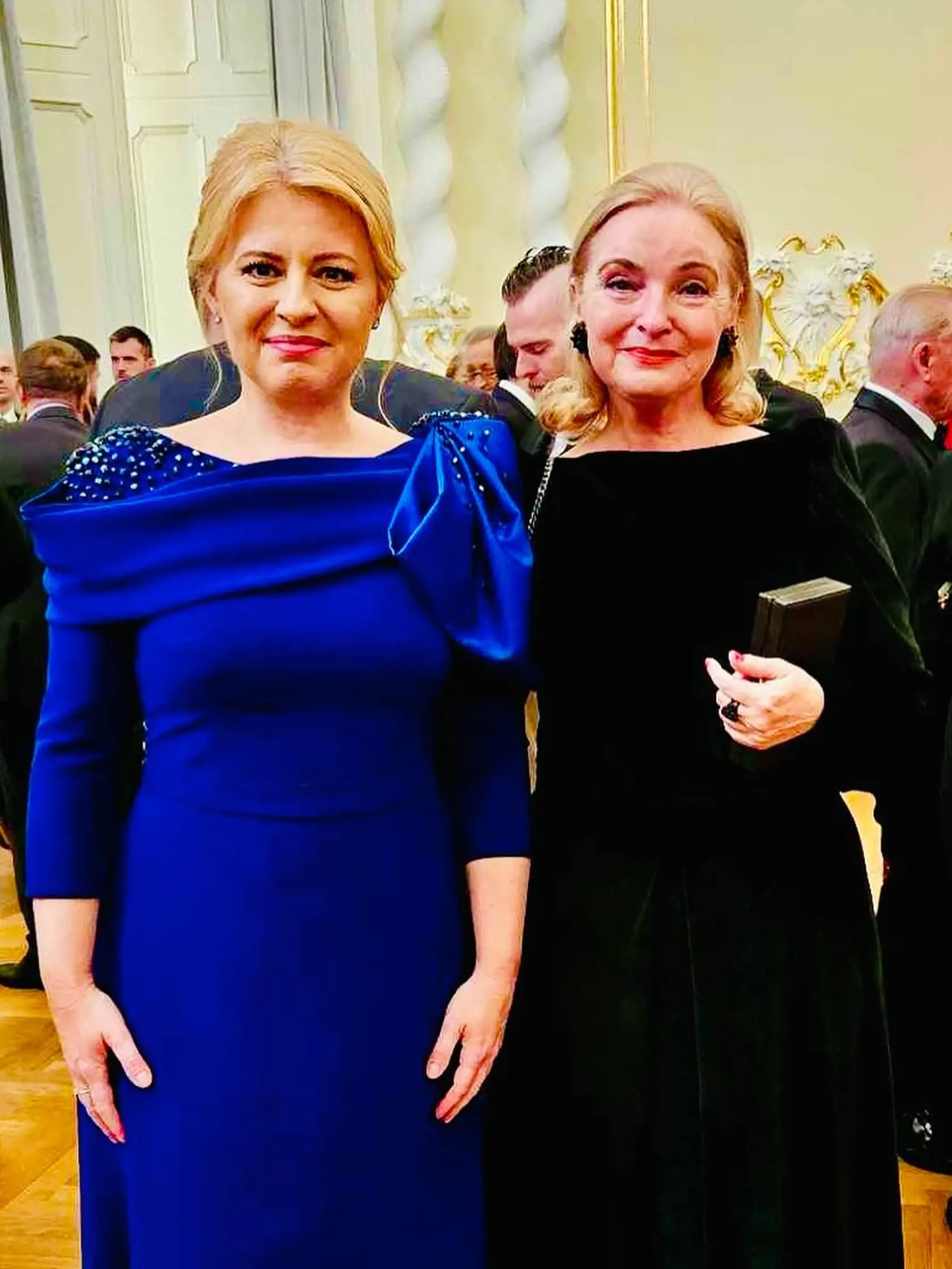 Zuzana Čaputová a Eva Pavlíková po ceremónii odovzdávania štátnych vyznamenaní.