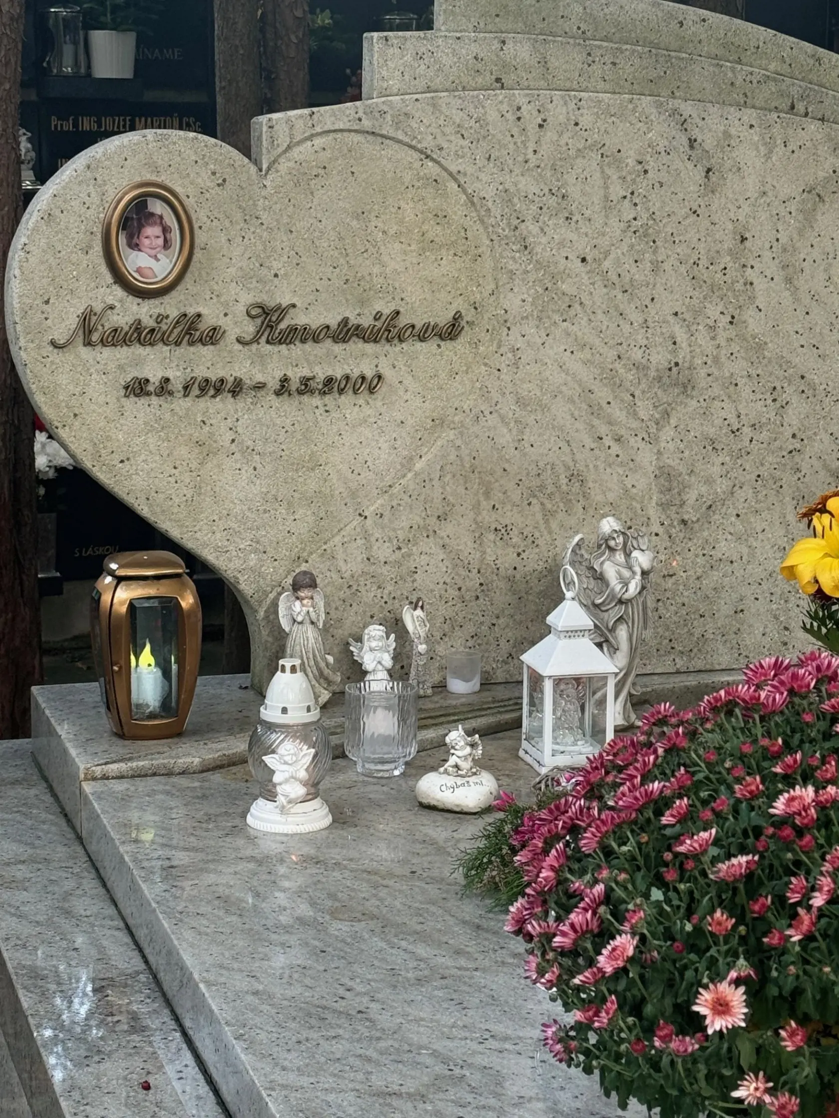 Dcérka moderátorky Adriany Kmotríkovej Natálka. Cintorín Slávičie údolie.