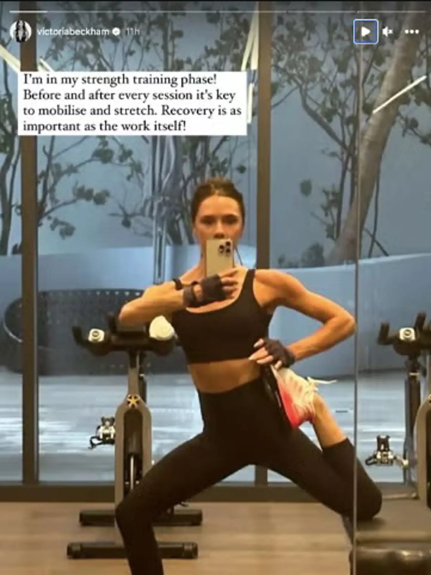 Victoria Beckham pred pár rokmi zaradila do svojej cvičebnej rutiny aj zdvíhanie závaží a ako povedala v 50-tke sa cíti silnejšia ako, keď mala 20.