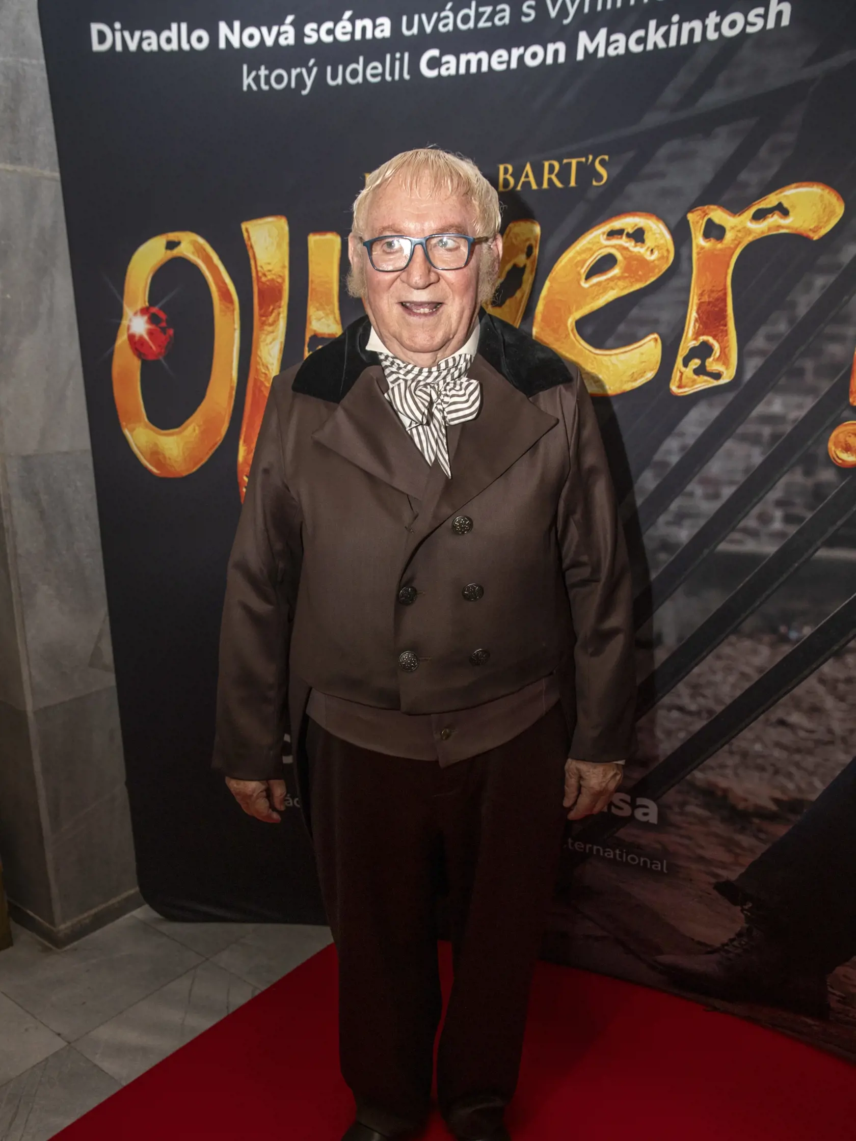  Na snímke je premiéra muzikálu Oliver.
Herec Karol Čálik