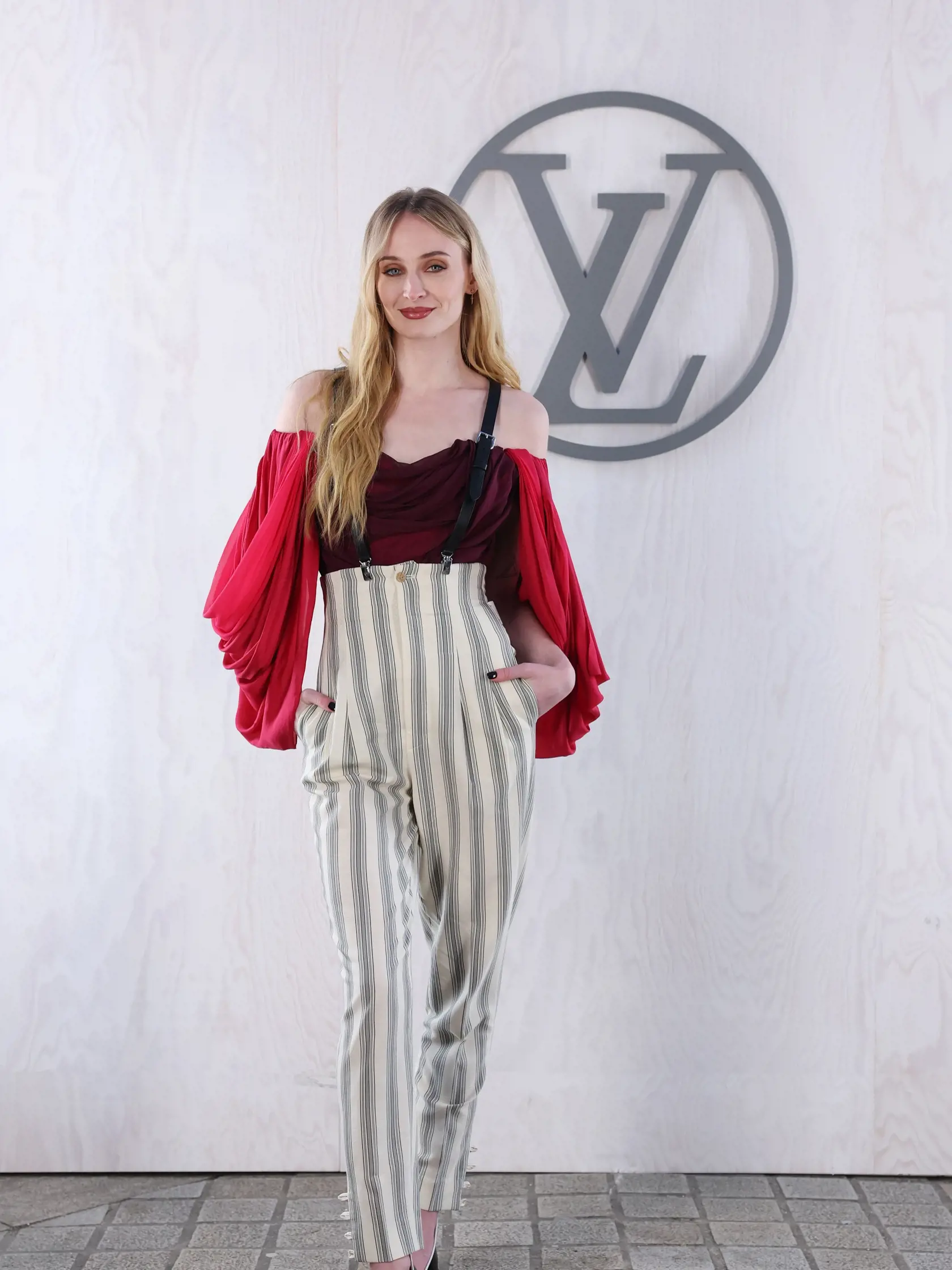 Sophie Turner na prehliadke módneho domu Louis Vuitton v Paríži.