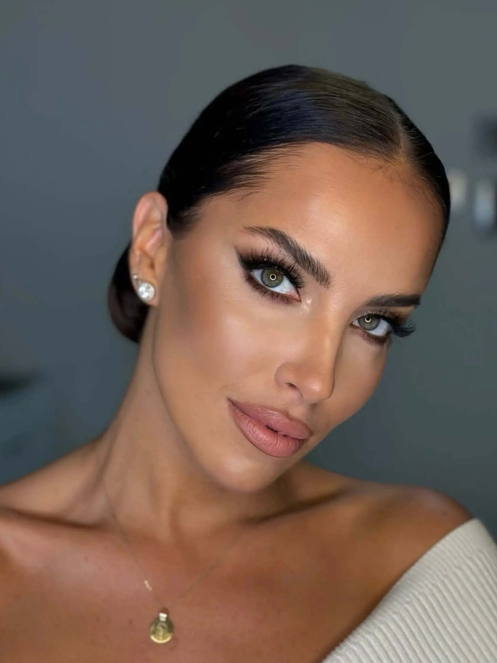 Moderátorka Simona Leskovská stavila na mačacie oči. 
