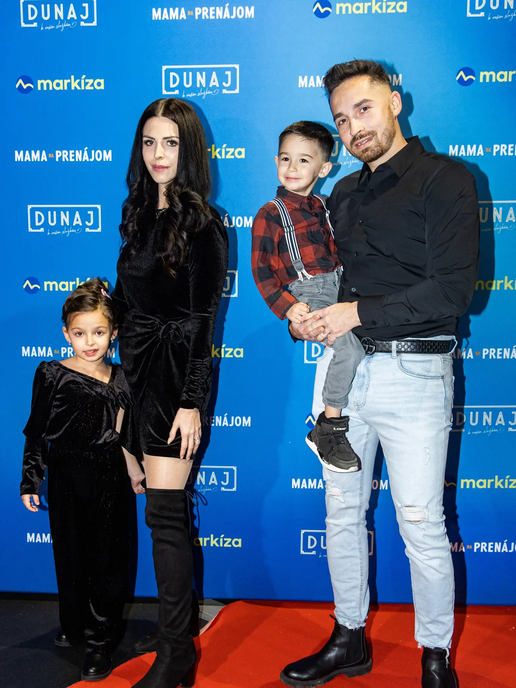 Detská herečka z Mama na prenájom Larisa Mižigar s rodičmi.