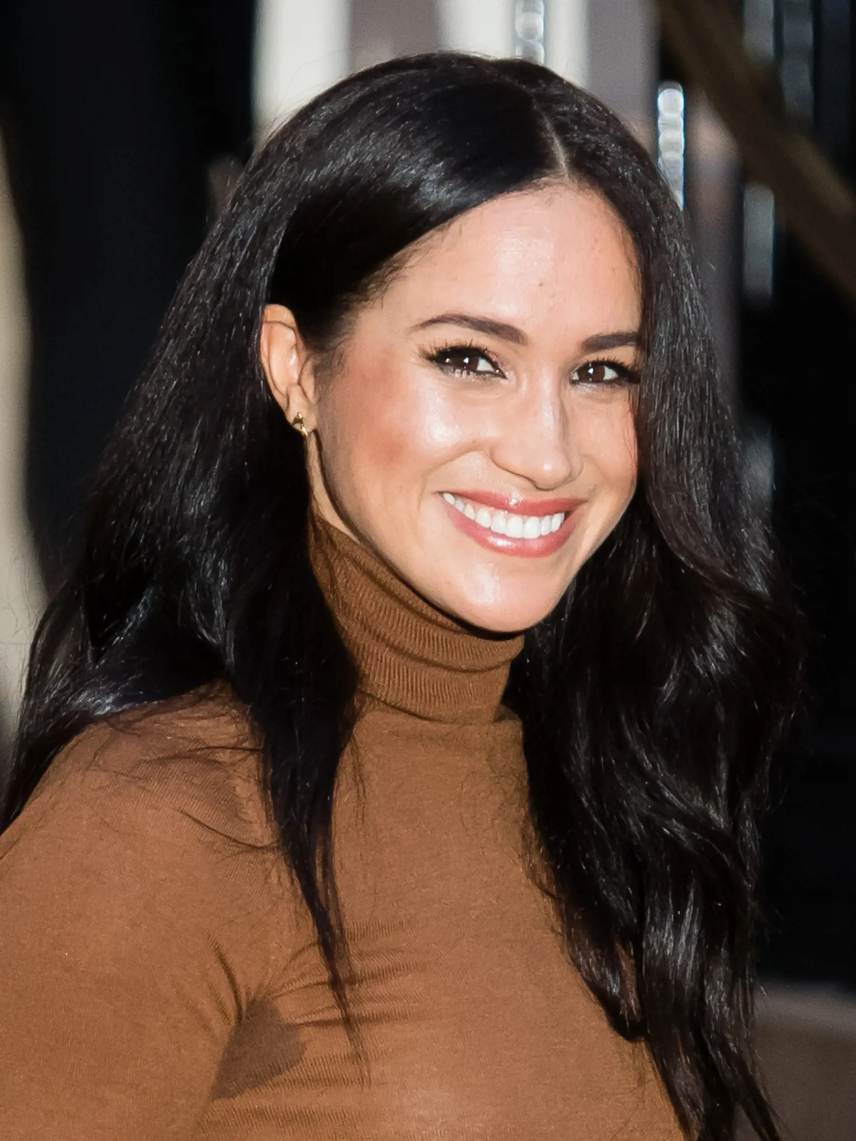 Menší trapas na úvod. Meghan sa pri návrate Kanady spotila.