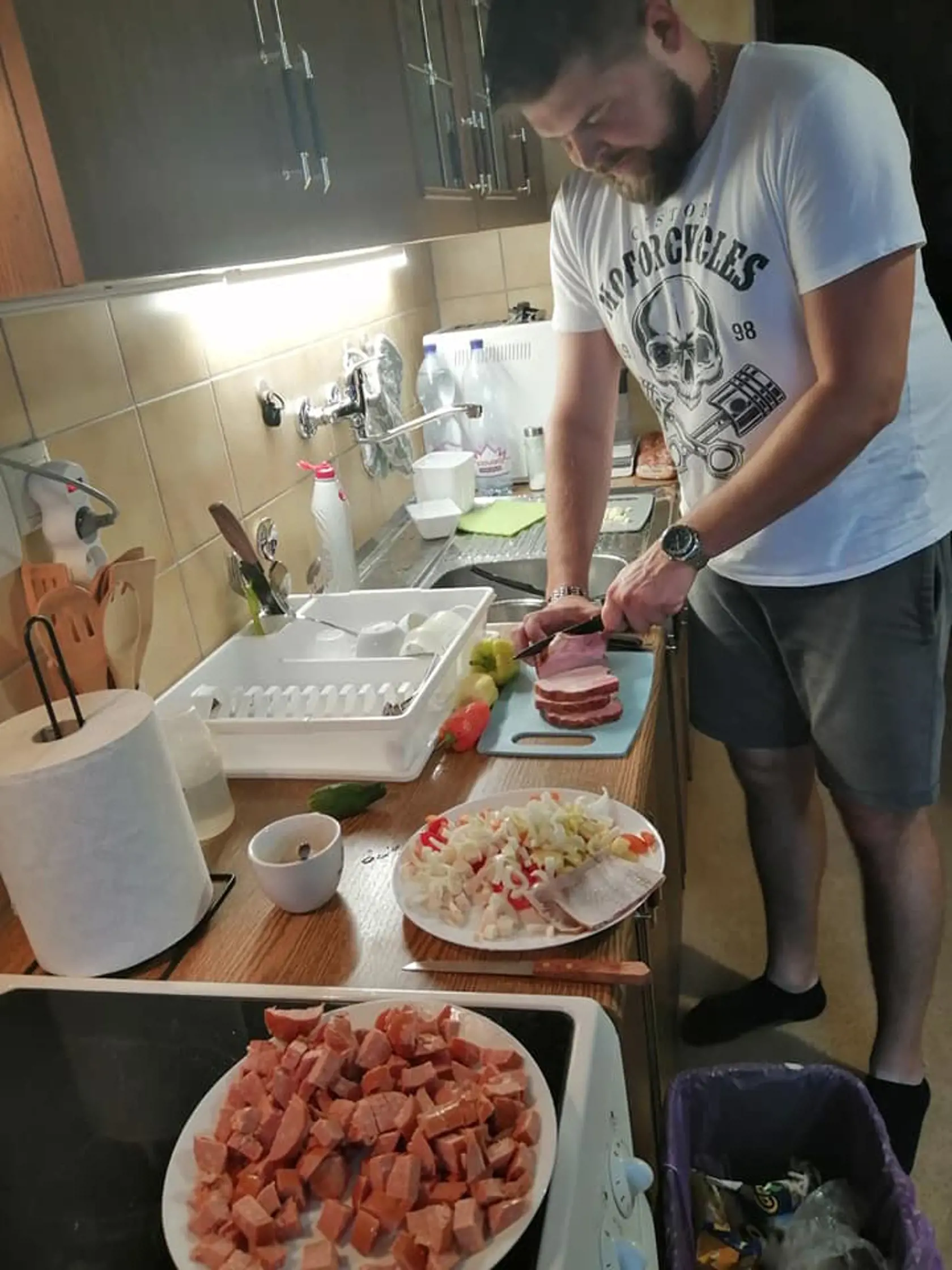 Príprava večere na chlapskej jazde.