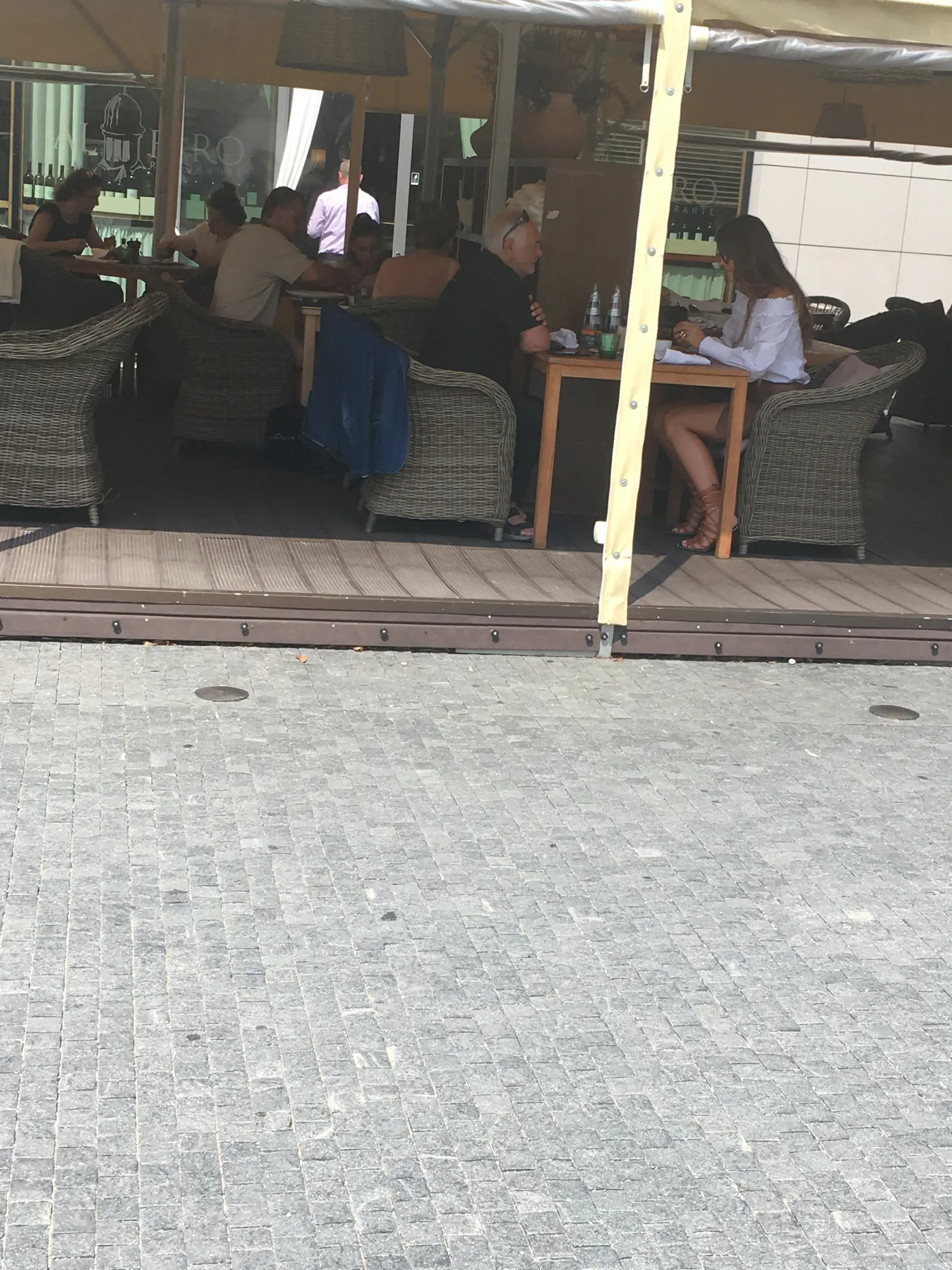Šéf SND Marián Chudovský si takto vychutnávala kávičku v spoločnosti Karolíny Chomistekovej.  