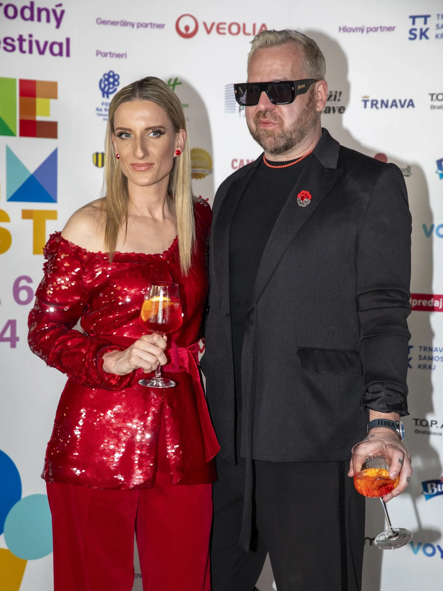 Adela Vinczeová zažiarila v ligotavom outfite od Fera Mikloška.