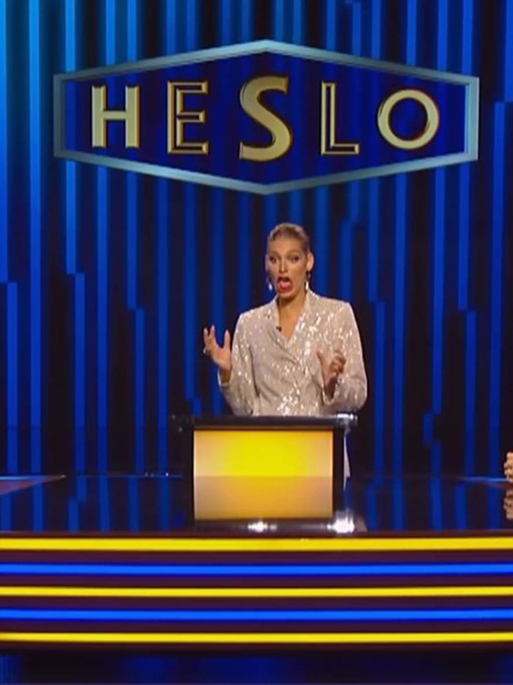 Jasmina Alagič s reláciou Heslo pohorela. Počas moderovania takto prehnane často otvárala ústa.