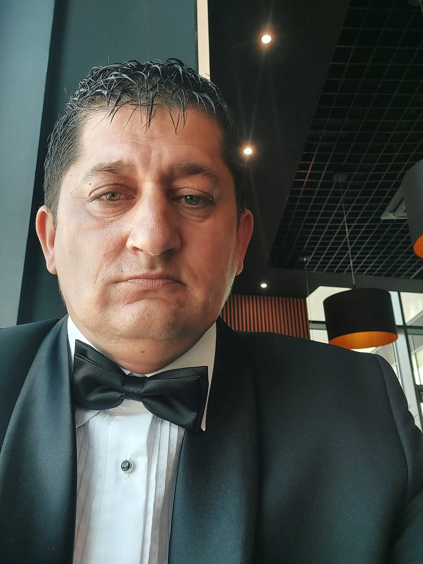 Ostatné mesiace sa mu darilo. Stal sa starostom, mesačne inkasoval tisíce eur. Stal sa lídrom kandidátky politickej strany Princíp, spolu s ním kandiduje za túto stranu aj známy kráľ Zemplína Mikuláš Vareha. Mal aj stavebnú firmu, zamestnával v nej miestnych Rómov. Vozil sa na rôznych, aj luxusných,  autách. Na každom mal polep so svojim menom - Atilla Géňa, starosta obce Žehňa.
