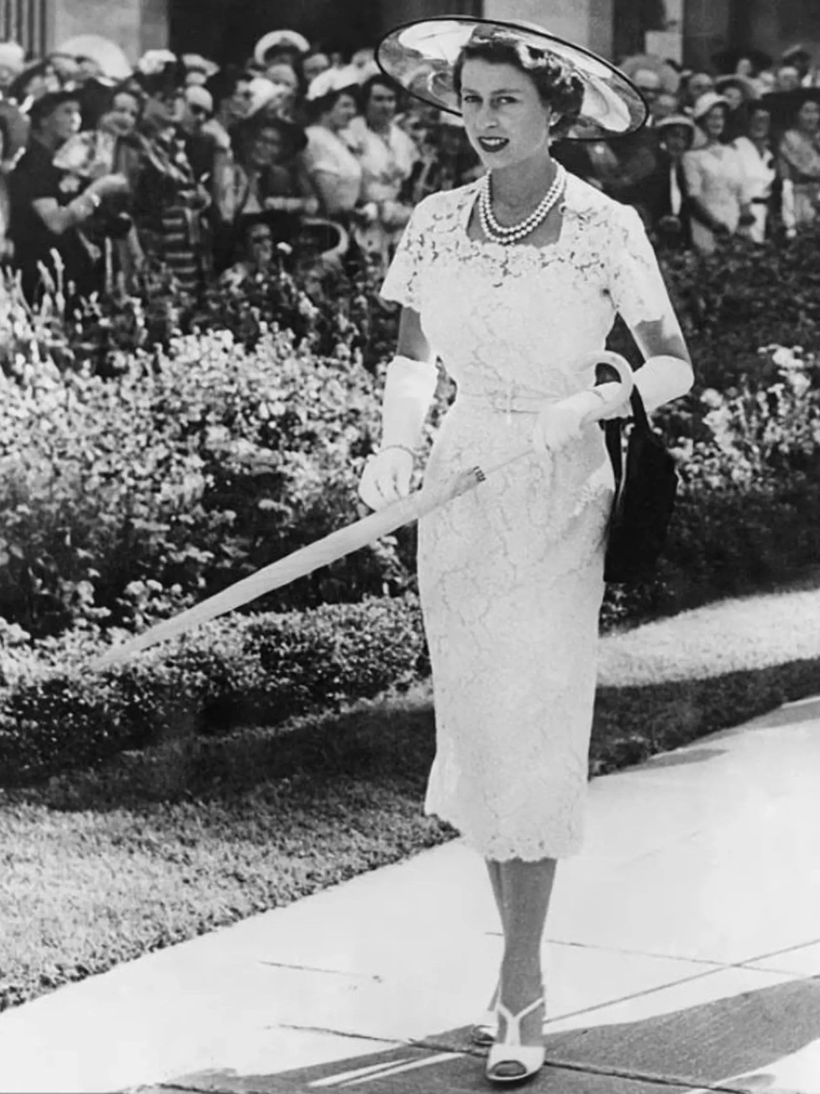 Sú ako jedna! Vojvodkyňa Kate napodobnila outfit kráľovnej Alžbety.