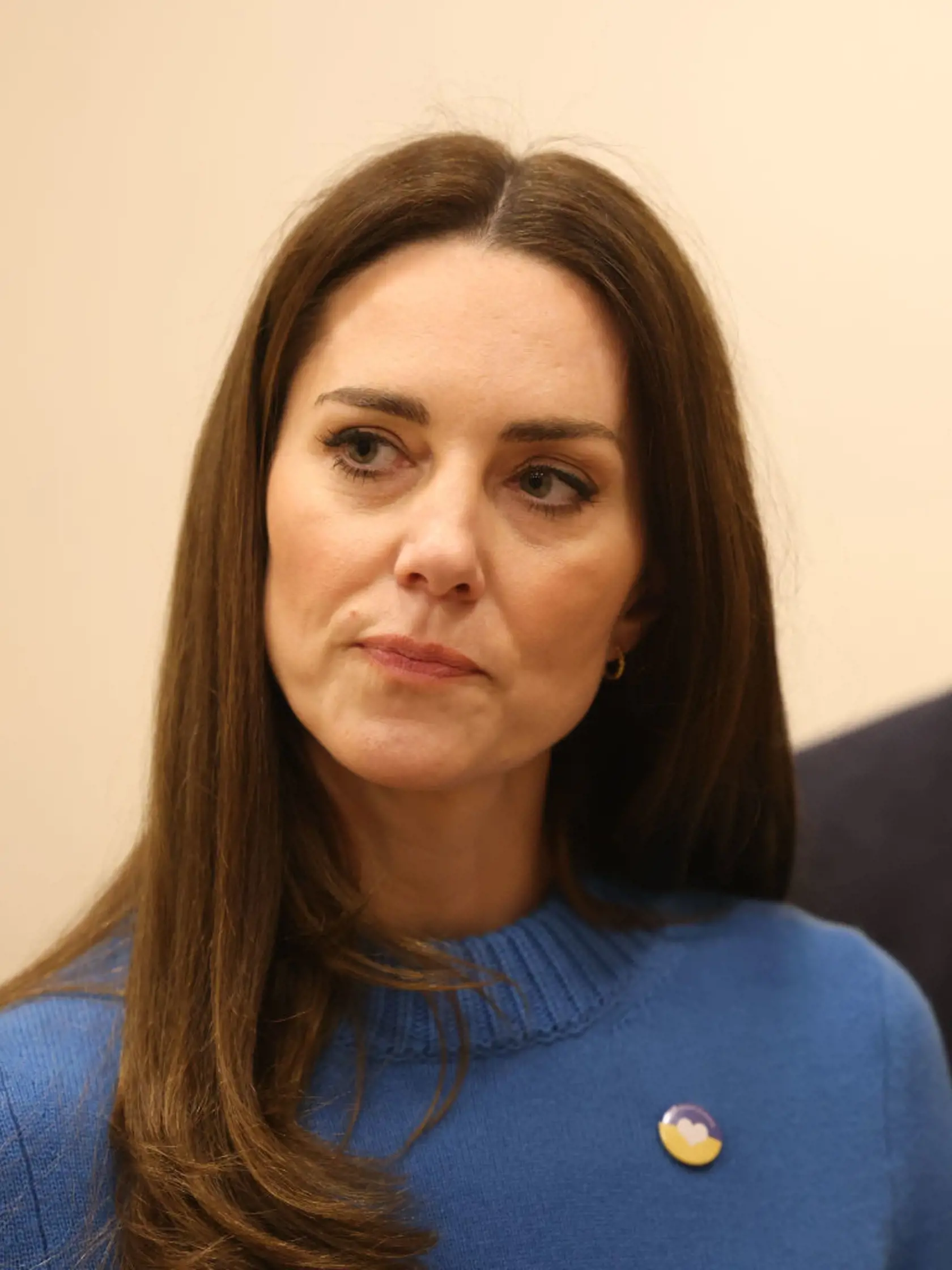 Spolupatričnosť Ukrajincom vyjadril kráľovský pár aj malými odznakmi v tvare srdca v ukrajinských farbách. Vojvodkyňa Kate si dokonca pri tejto príležitosti obliekla modrý sveter vo farbe ukrajinskej vlajky.