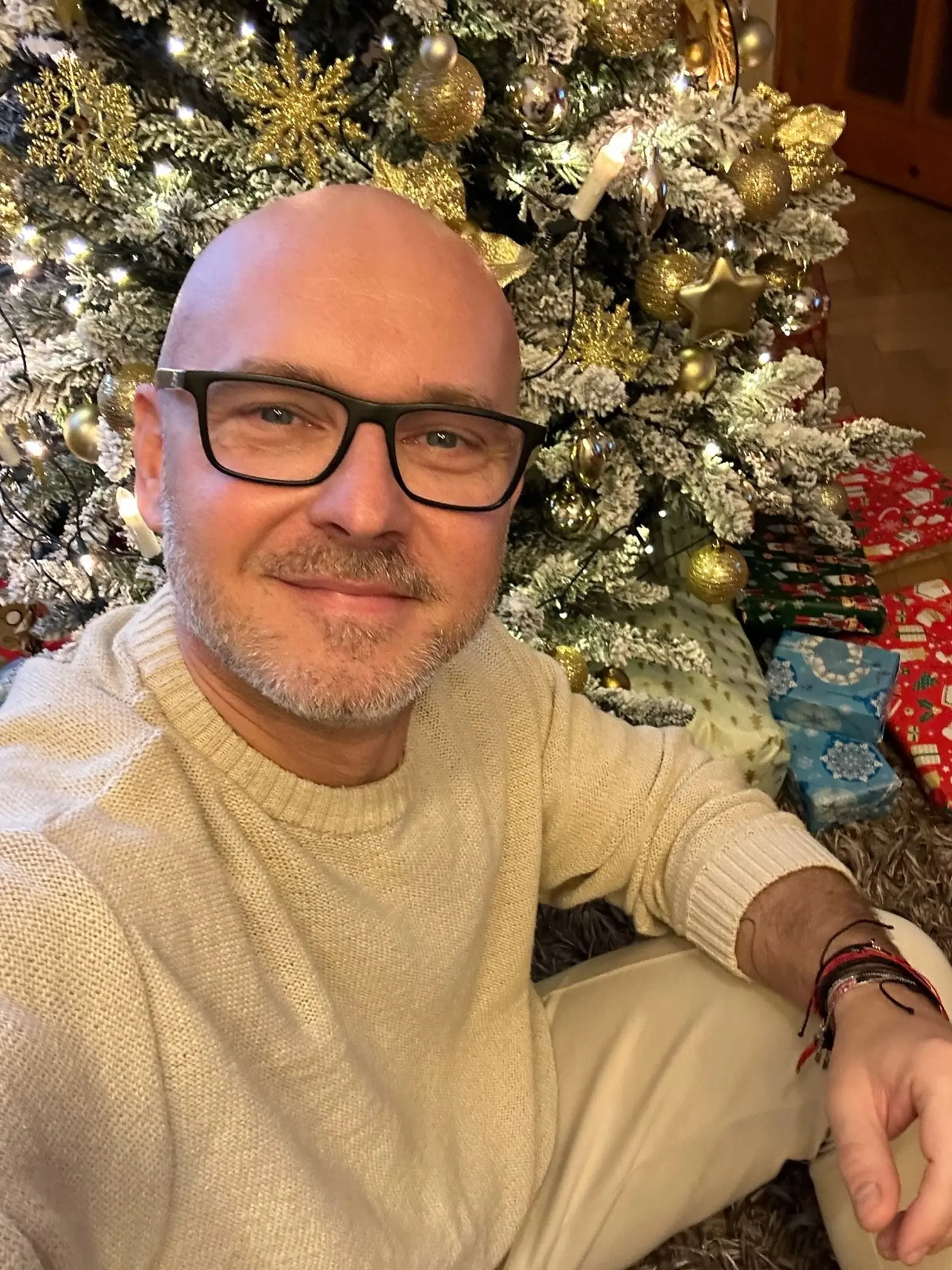 „Želám vám všetkým pokojné Vianoce 🎄 Nech sú pre vás tieto dni hlavne obdobím pokoja a oddychu, nech zabudnete na stres a nájdete pohodu so svojimi najbližšími. Lebo to je dôležitejšie než všetky darčeky sveta,“ blahoželal Slovákom prostredníctvom instagramového účtu.
