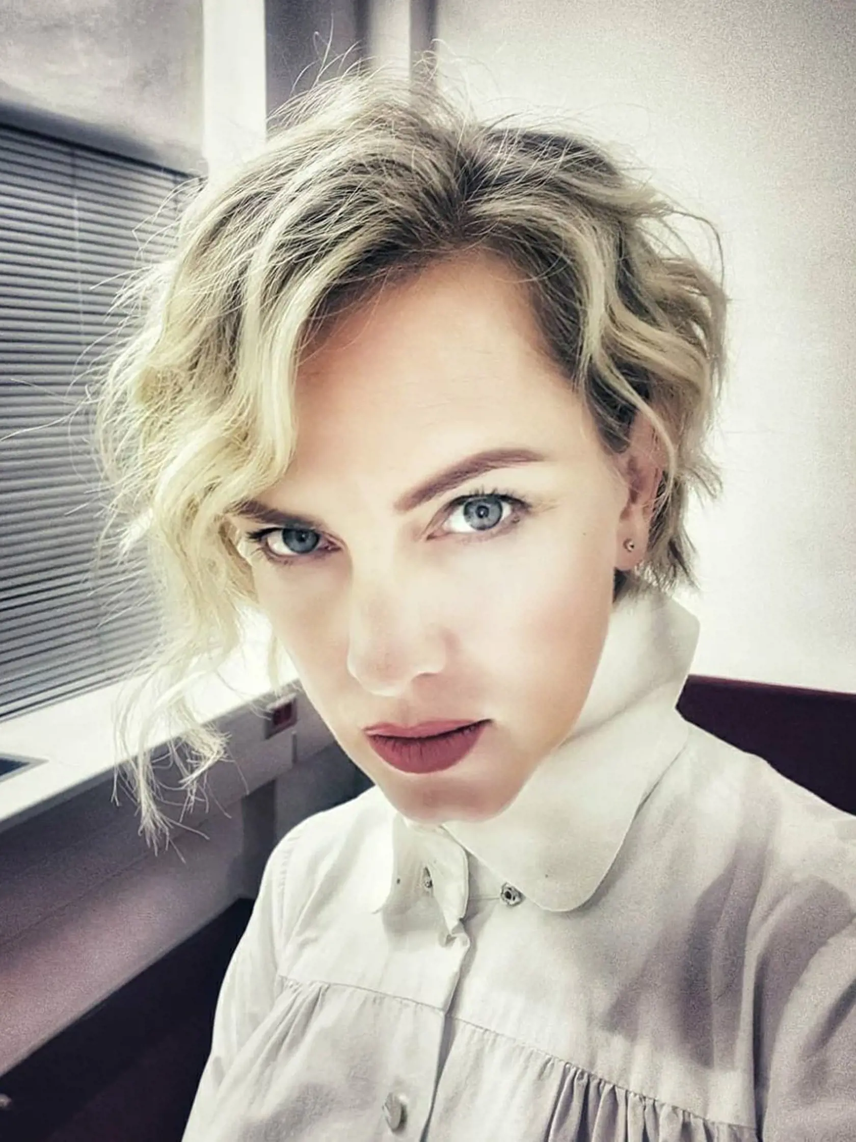 Monika sa takto nafotila a napísala: "V mojej šatni SND...hrala som sa trochu so svetlom...trochu s úpravami...a @jarobekr nakoniec aj tak skonštatuje, že vyzerám jak Benedict Cumberbatch 😂"