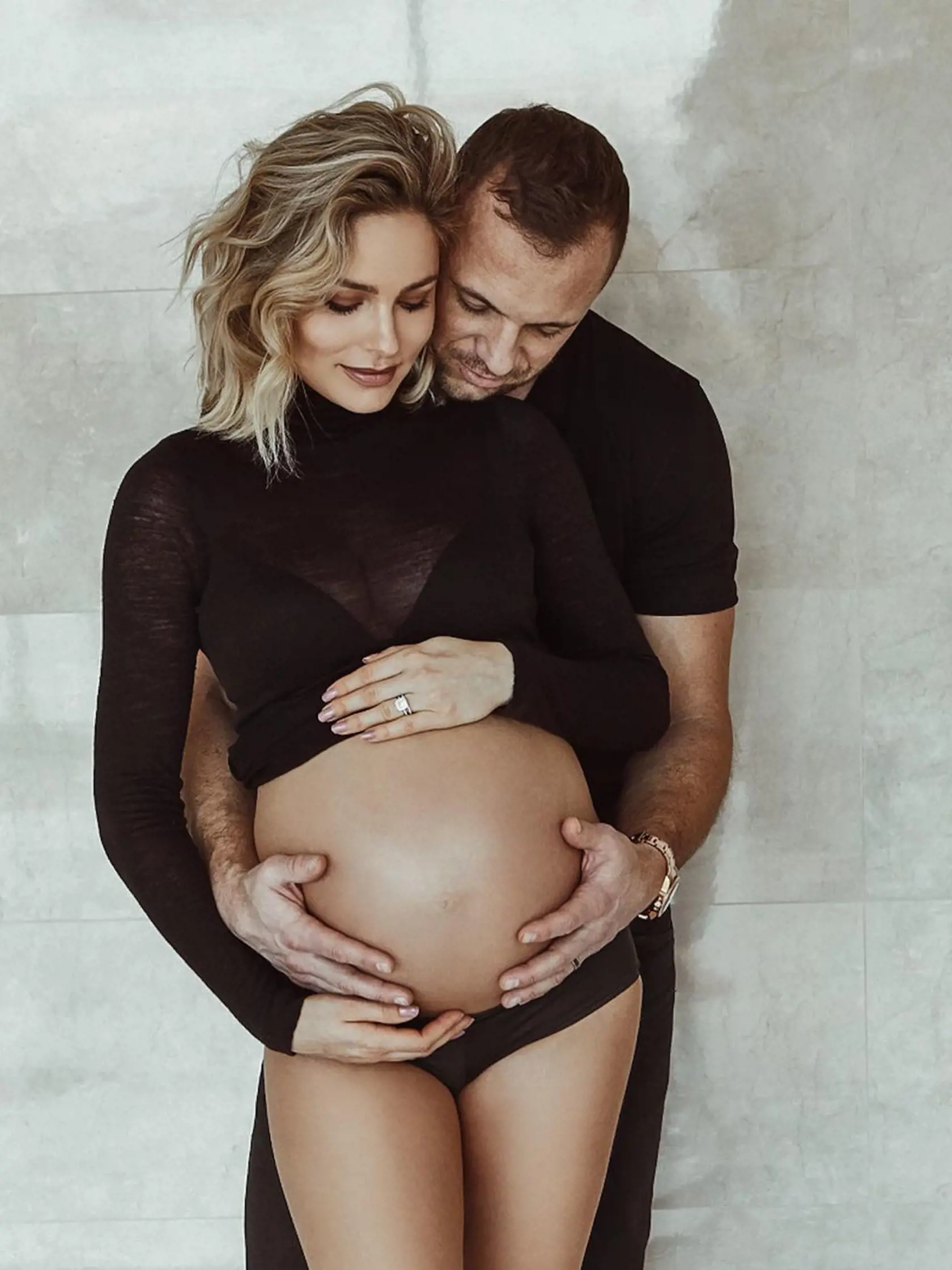 Ivanka k fotke napísala: „Takto pred rokom. Posledné hodiny s bruškom.❤️  Už sme ju obaja túžili držať v náručí. Našu malú Bellu👶🏼, vyjadrila krásne svoje pocity."