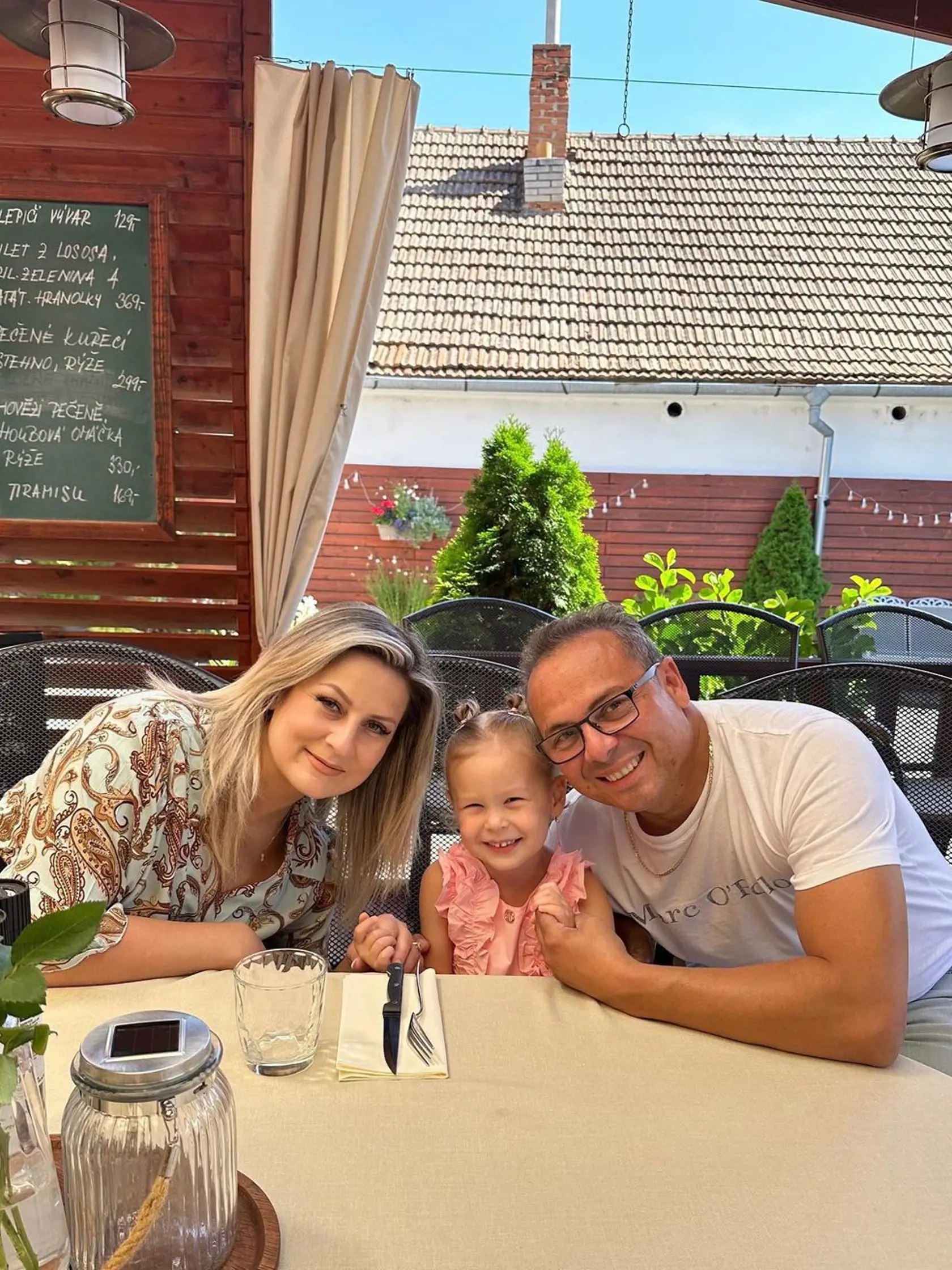 Rumyia s babičkou a dedom v reštaurácii.