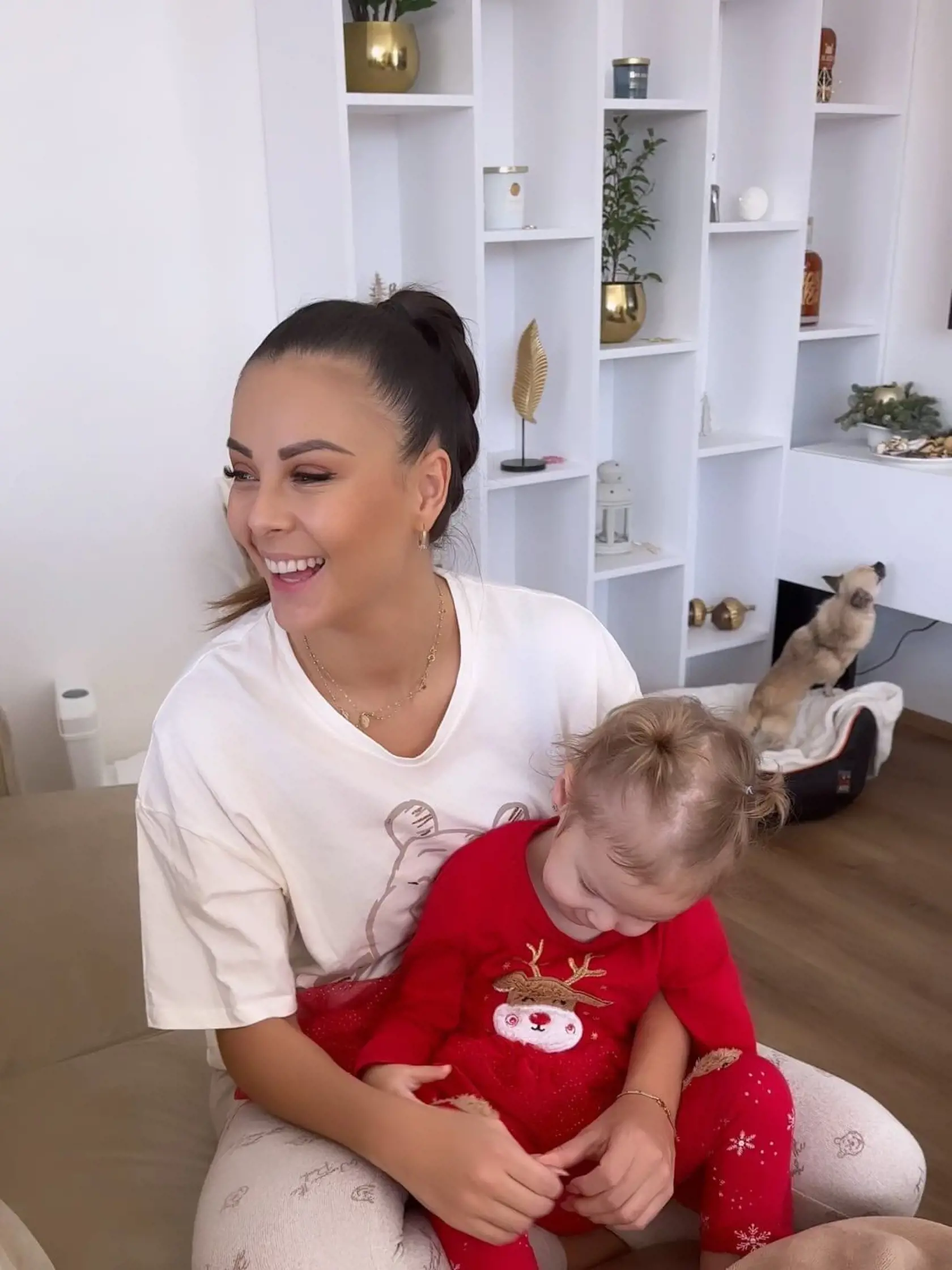 Monika s dcérkou minulý rok na Vianoce.