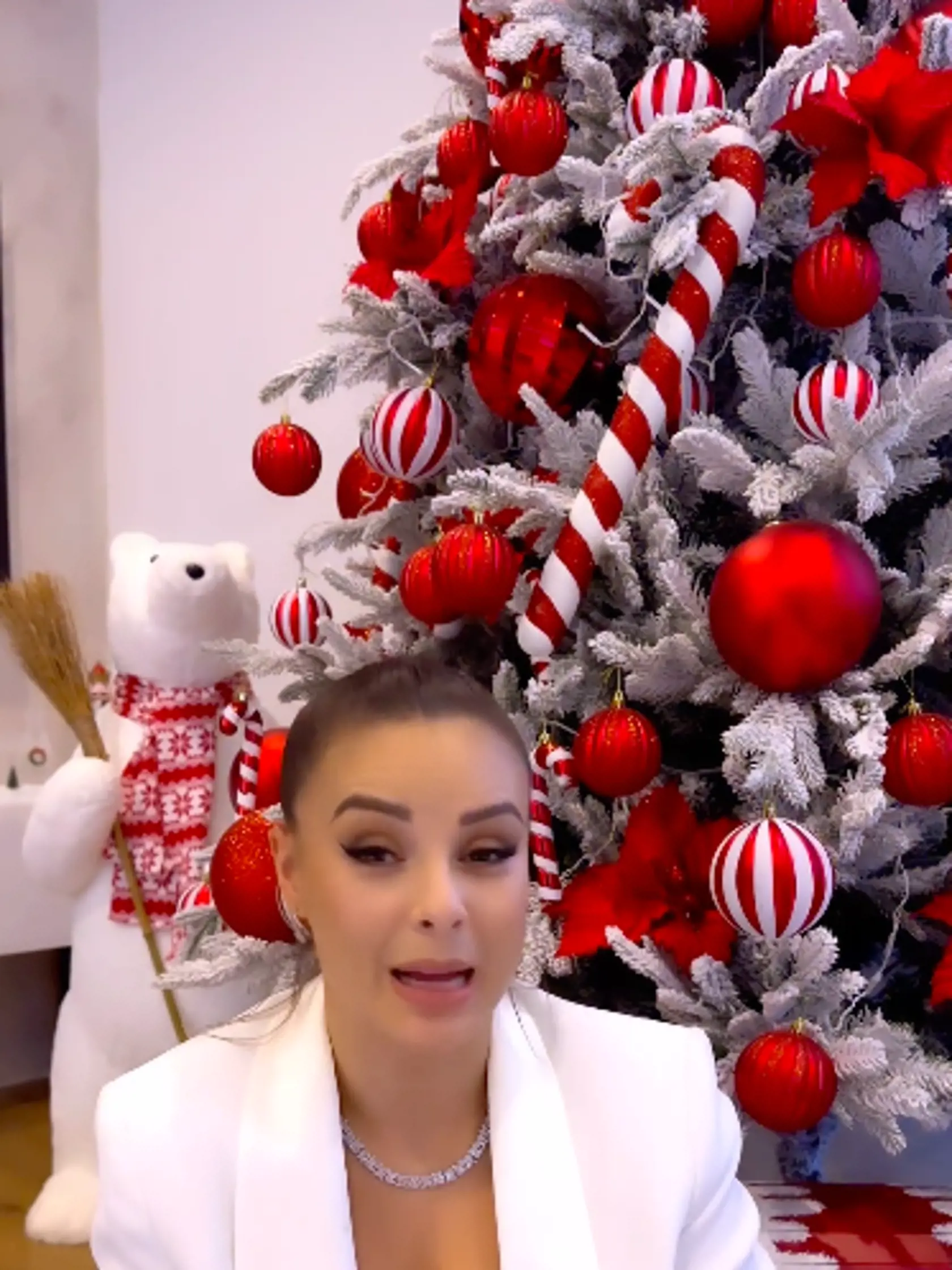 Monika Bagárová sa rozhodla pre štýlové veľké ozdoby.