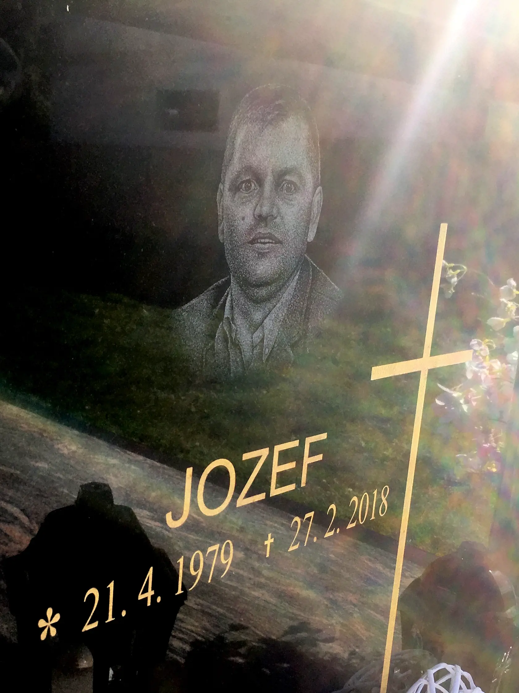 Jozef Chovanec zomrel po prevoze do nemocnice po tom, ako sa stal obeťou neprimeraného zásahu a tiež neetického správania členov letiskovej polície v cele predbežného zadržania na letisku v Charleroi vo februári 2018.