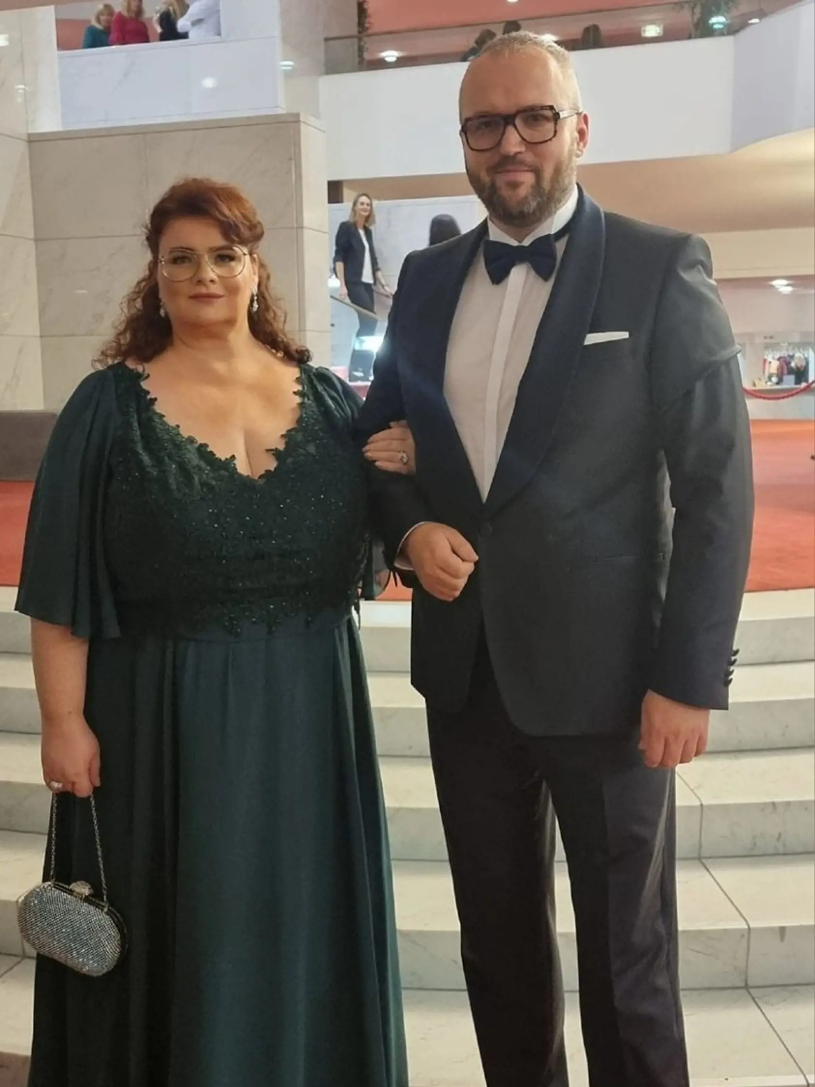 Poslanec Miloš Svrček prišiel v spoločnosti manželky.