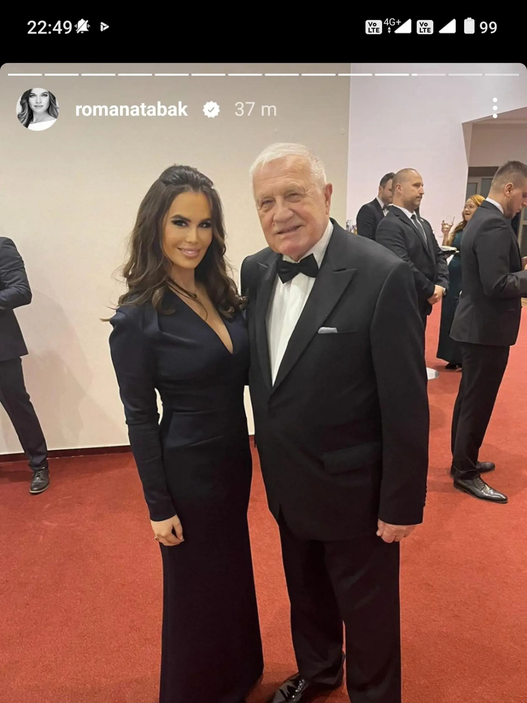 Romana Tabák prišla v spoločnosti Jany Valkovej, dcéry zavraždeného Ernesta Valka. Aj tá si zapózovala s Václavom Klausom.