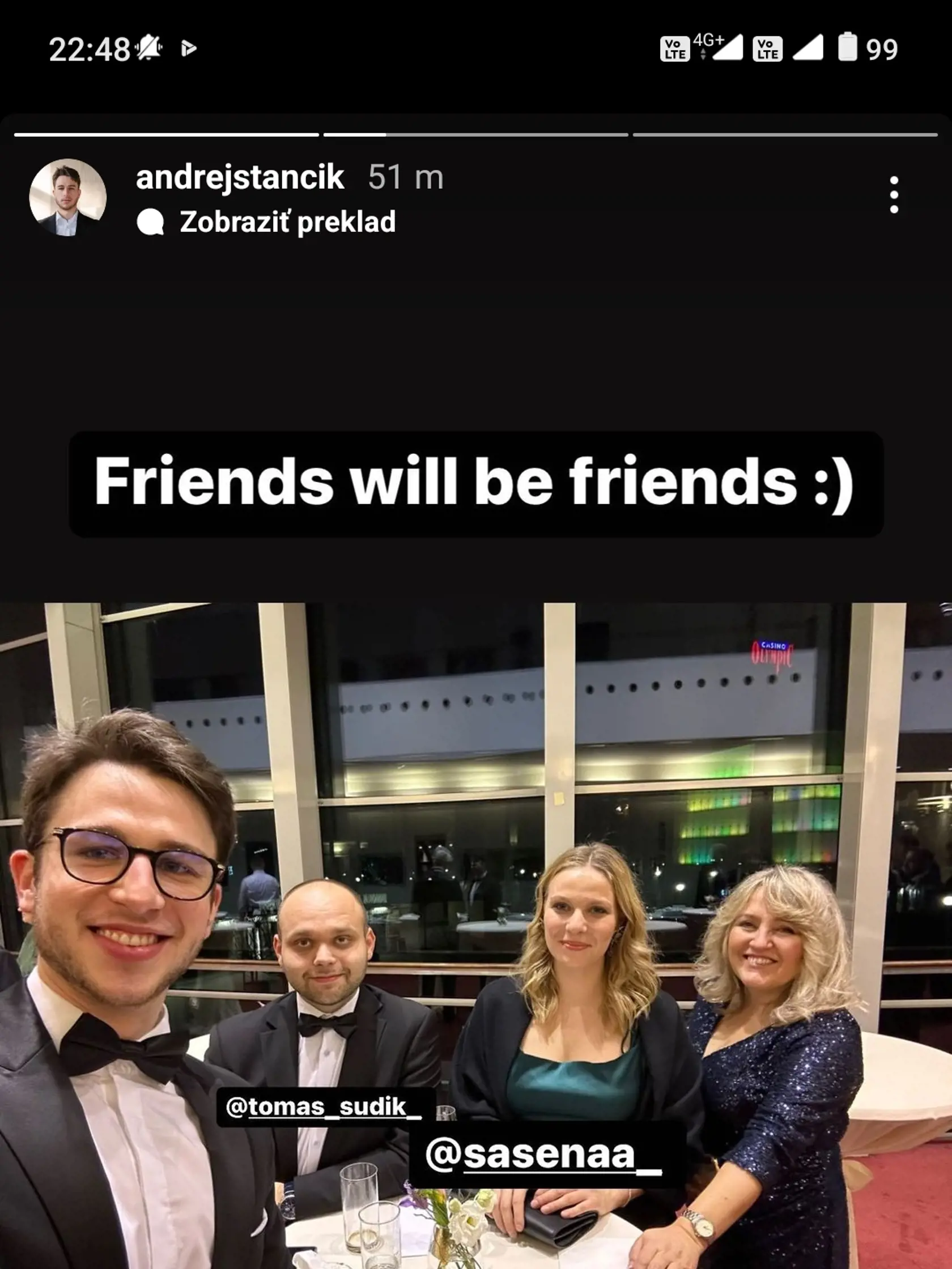 Exkolegovia z OĽaNO s partnerkami. Vpravo je mama Andreja Stančíka.