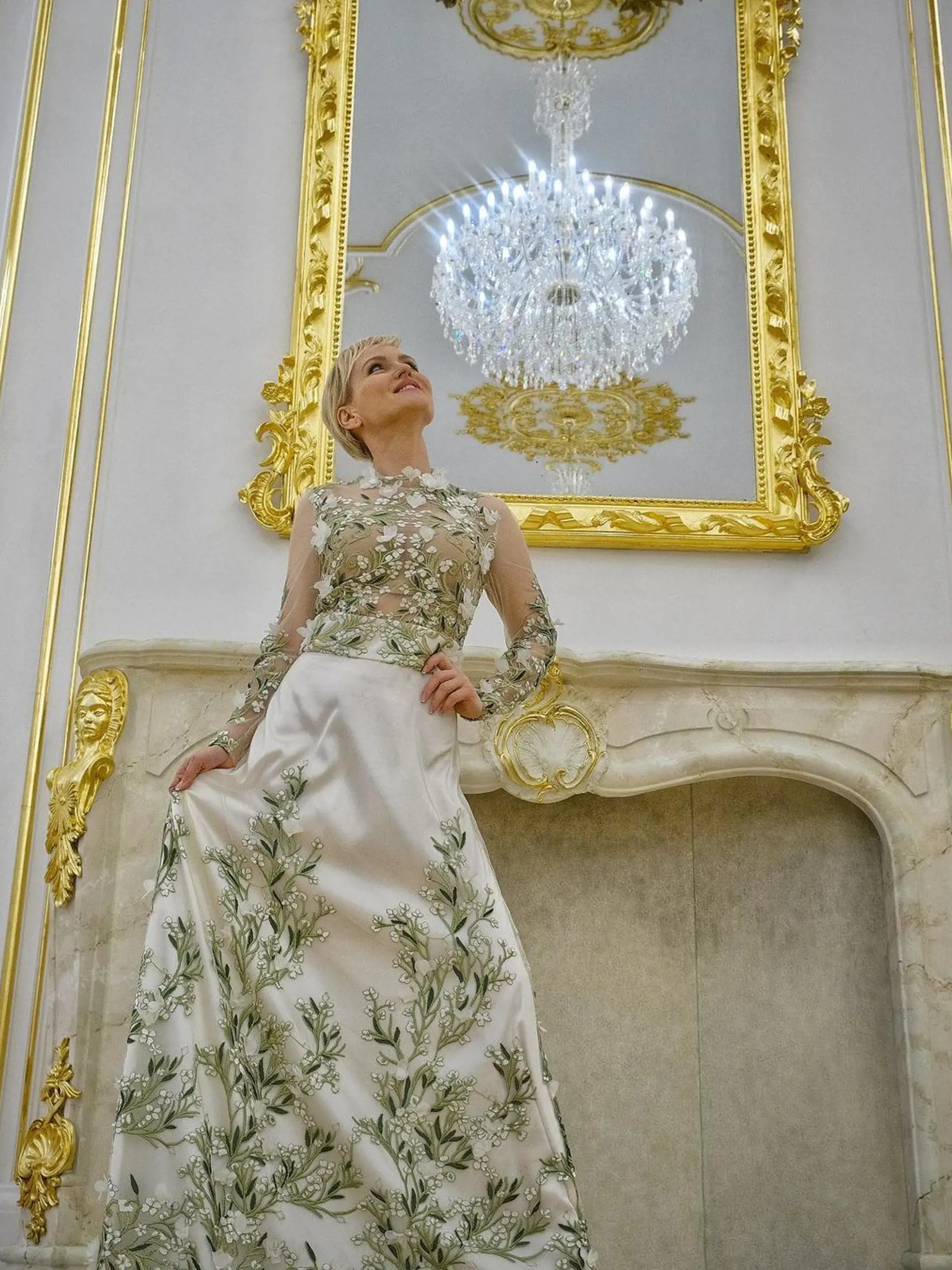"Elegantné šaty, hudba a zábava… Toto je obdobie, kedy spomínam aj na plesové sezóny," napísala k ďalšej krásnej fotke Kvetka. Ani tieto jej šaty nemajú chybu!