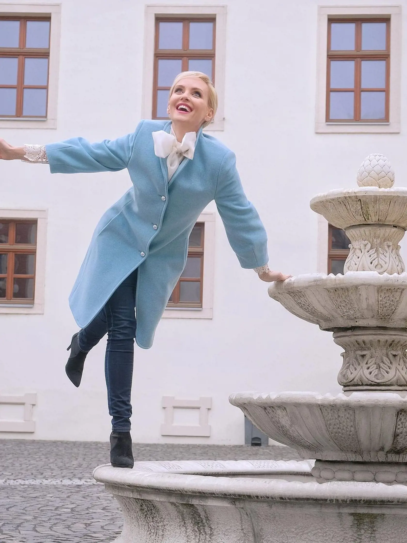 Kvetka Horváthová inšpiruje ženy svojimi outfitmi. Aj tento kabát je nádherný.