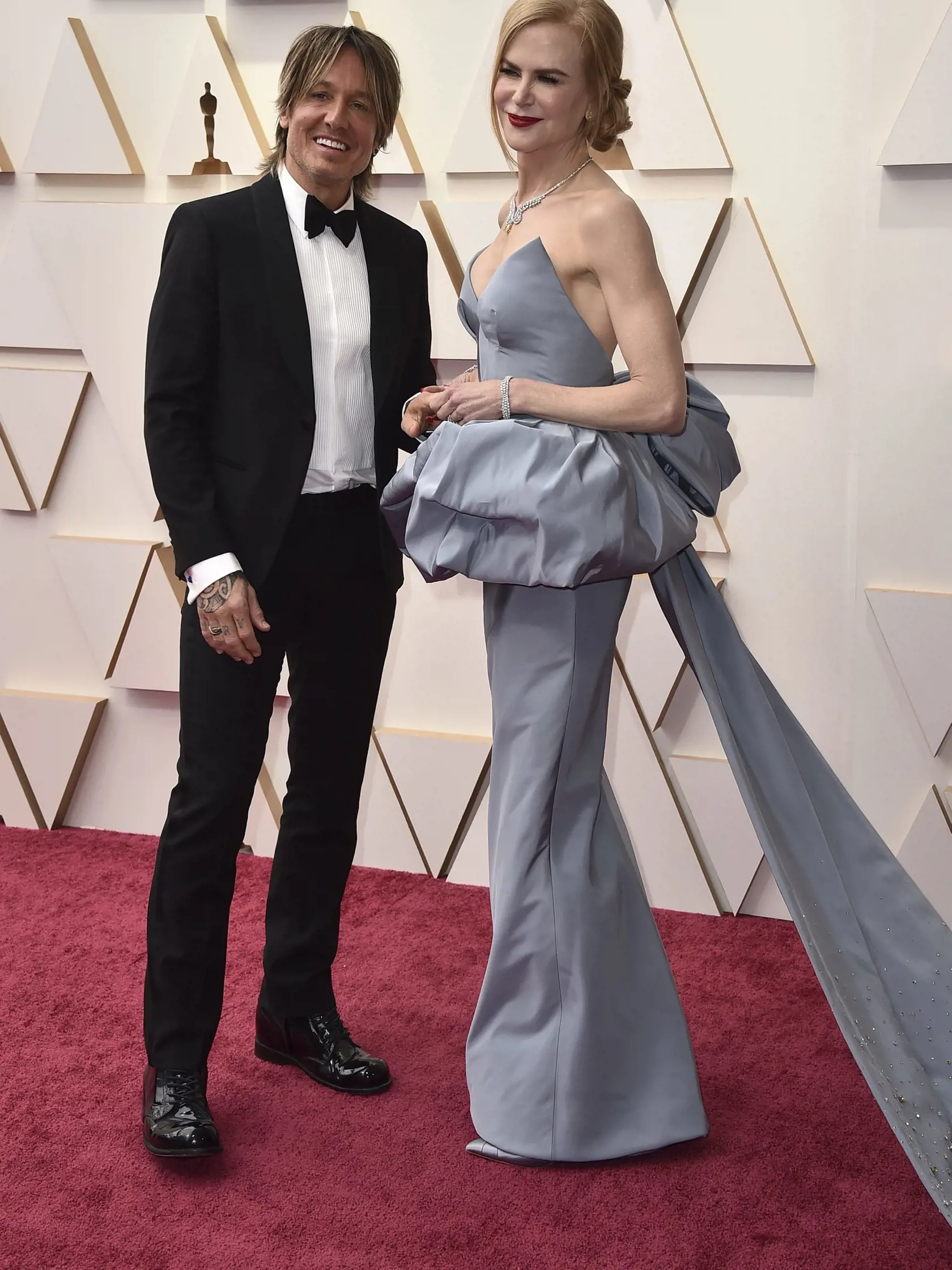 KK46 Los Angeles - Nicole Kidmanová a Keith Urban pózujú počas príchodu na 94. ročník udeľovania filmových cien Oscar 27. marca 2022 v Los Angeles. FOTO TASR/AP
Keith Urban, left, and Nicole Kidman arrive at the Oscars on Sunday, March 27, 2022, at the Dolby Theatre in Los Angeles. (Photo by Jordan Strauss/Invision/AP)