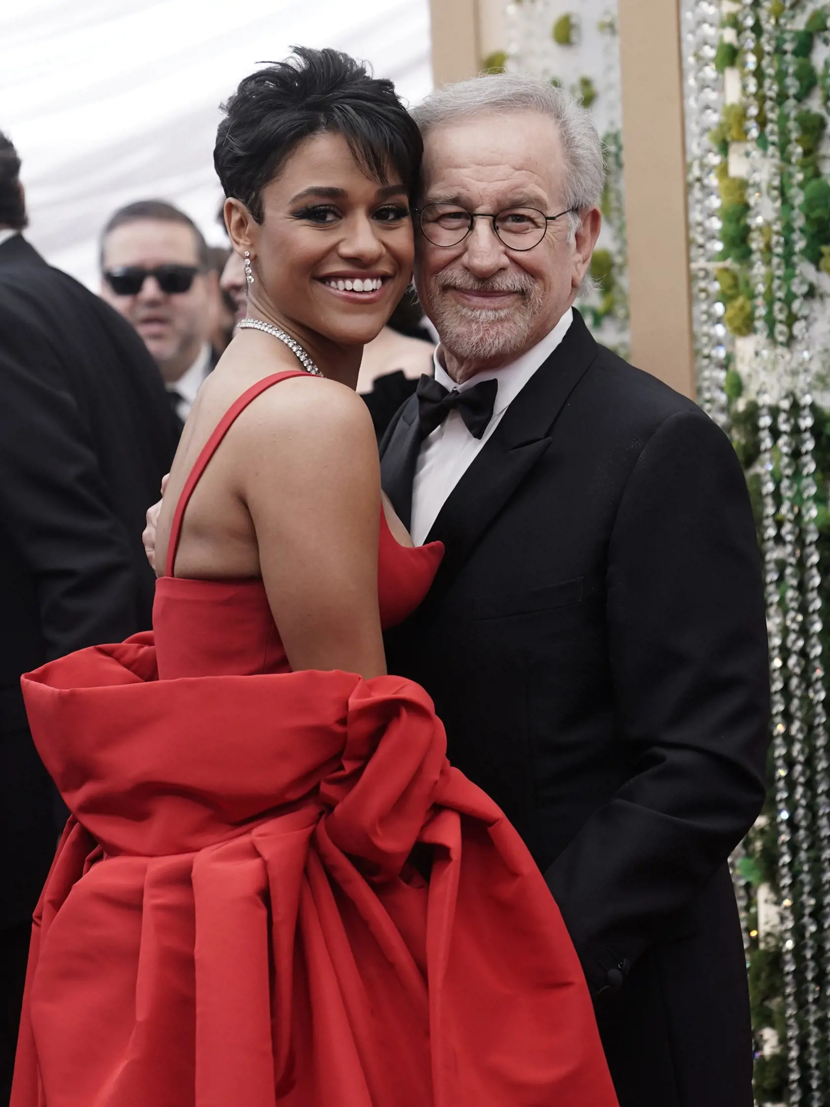 KK47 Los Angeles - Ariana DeBoseová a Steven Spielberg pózujú počas príchodu na 94. ročník udeľovania filmových cien Oscar 27. marca 2022 v Los Angeles. FOTO TASR/AP
Ariana DeBose, left, and Steven Spielberg arrive at the Oscars on Sunday, March 27, 2022, at the Dolby Theatre in Los Angeles. (AP Photo/Jae C. Hong)