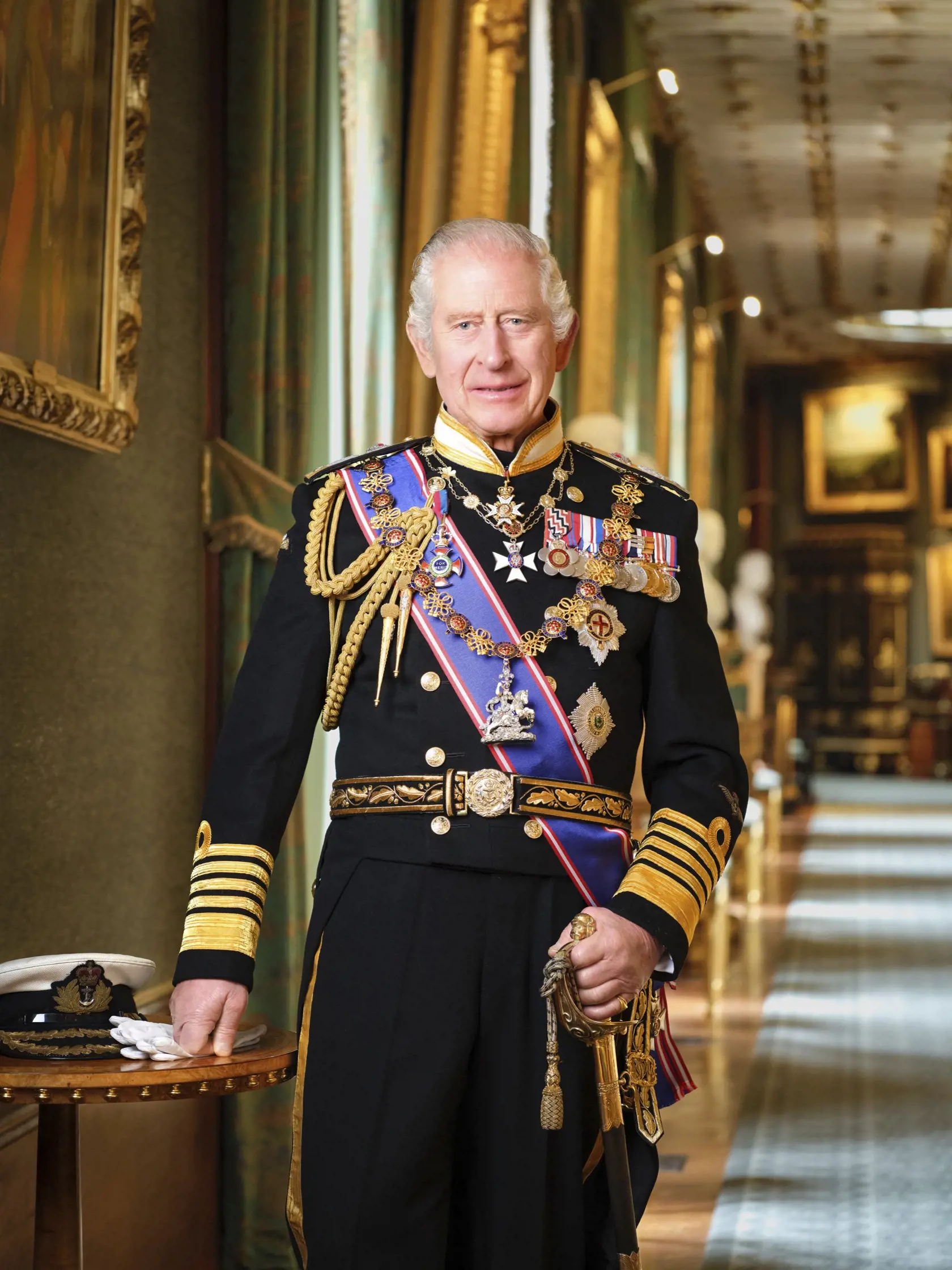 Na nedatovanej snímke vydanej Buckinghamským palácom 15. januára 2024 nový oficiálny portrét britského kráľa Karola III. V Británii zverejnili nový oficiálny portrét kráľa Karola III., ktorý bude čoskoro umiestnený vo verejných budovách po celej krajine. TASR správu prevzala v utorok z agentúry DPA. Na portréte je 75-ročný britský panovník vyobrazený v uniforme kráľovského námorníctva.