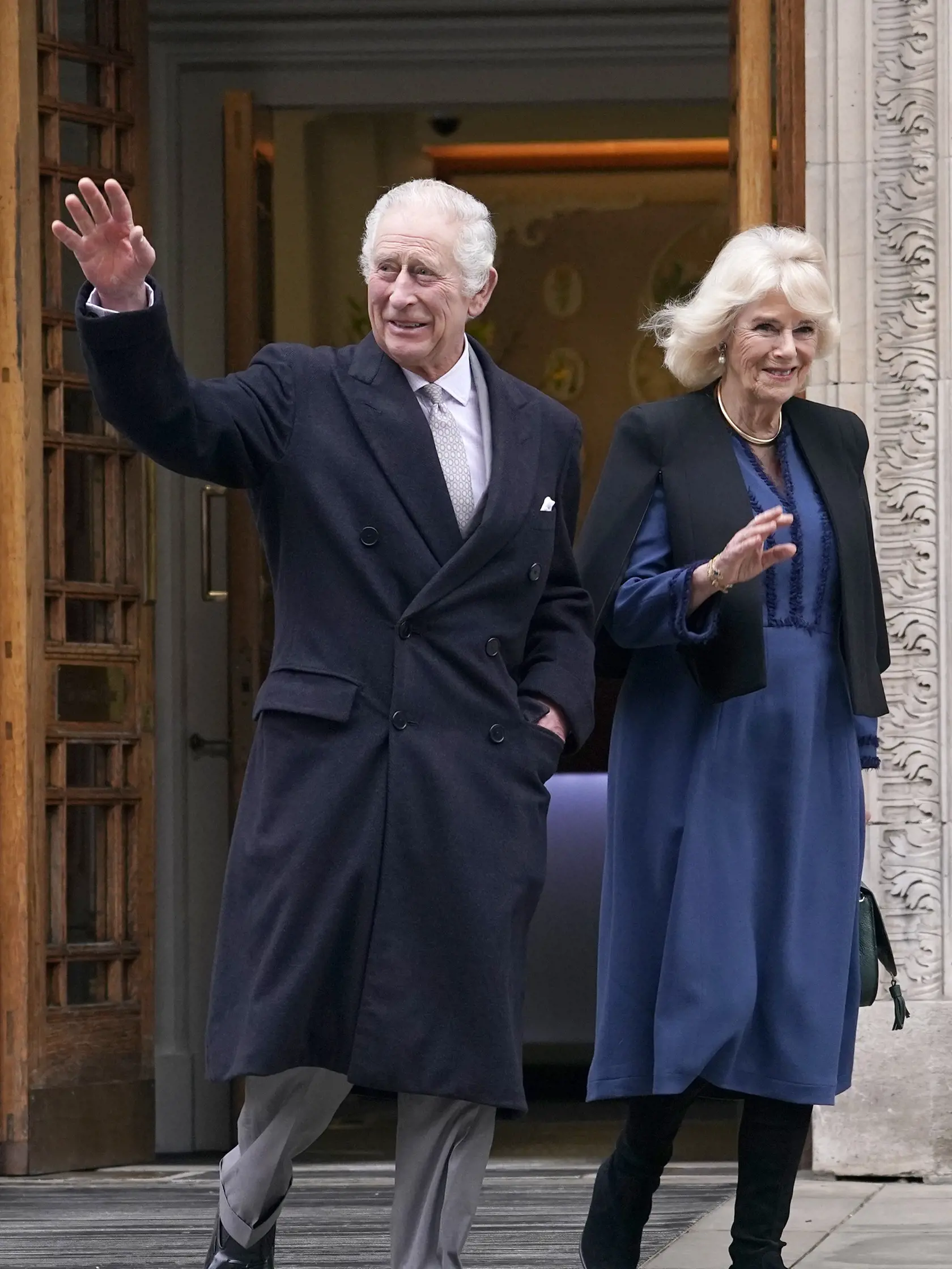 Britský kráľ Karol III. a britská kráľovná Kamila odchádzajú zo súkromného zdravotníckeho zariadenia The London Clinic v britskej metropole v pondelok 29. januára 2024. Britský kráľ Karol III. v piatok absolvoval plánovanú operáciu prostaty. Nezhubné ochorenie britskému panovníkovi diagnostikovali 17. januára počas pobytu v kráľovskom panstve Birkhall v grófstve Aberdeenshire.