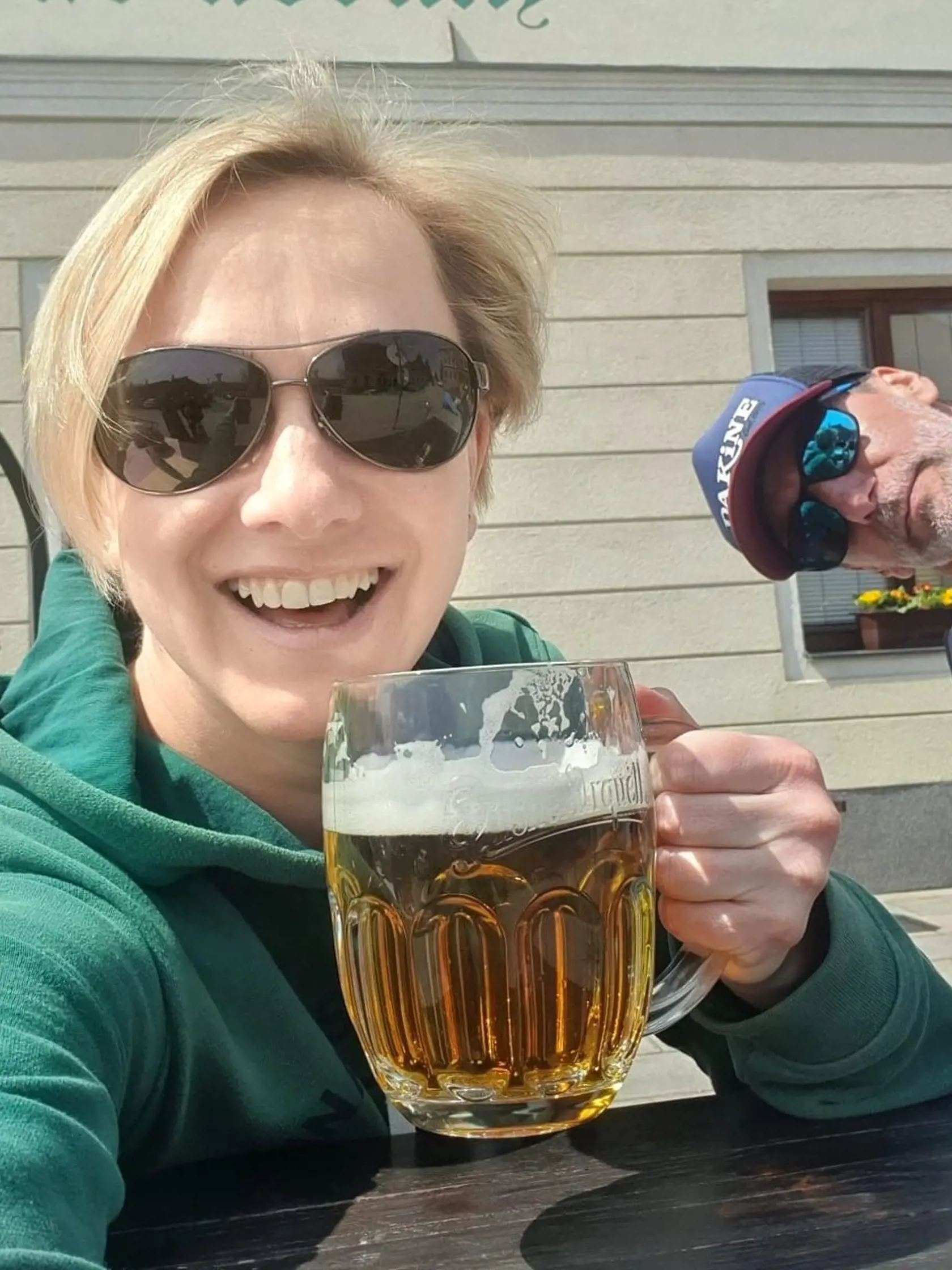 Okrem chutného jedla si dopraje aj studené pivo.