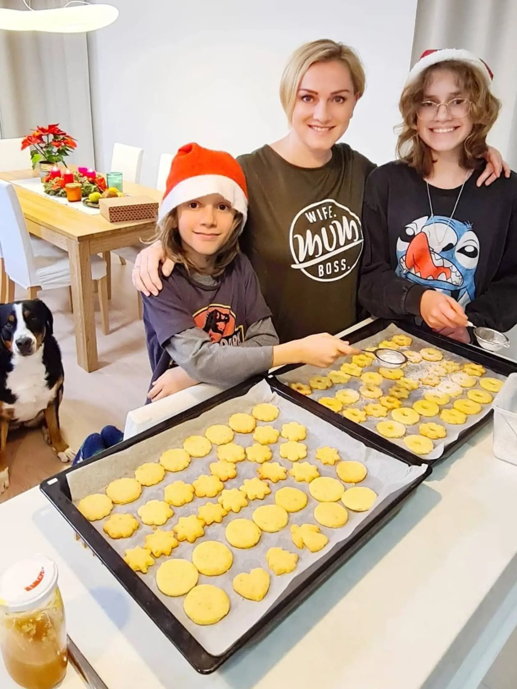 Monika Hilmerová s deťmi pri vianočnom pečení.