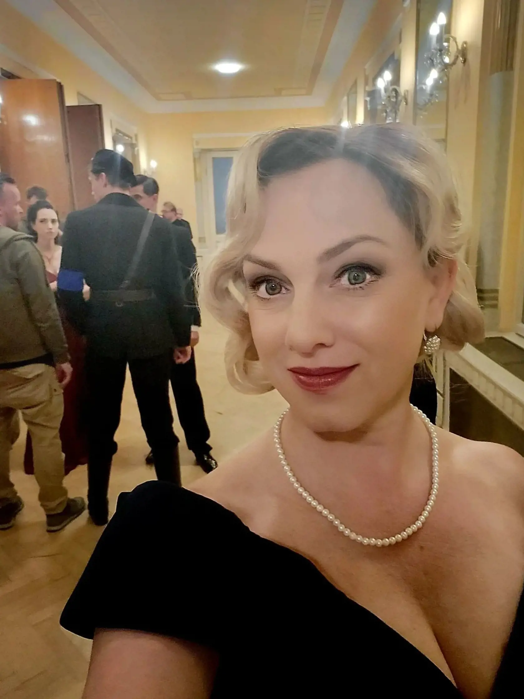 Monika Hilmerová ako Vilma v seriáli Dunaj, k vašim službám.