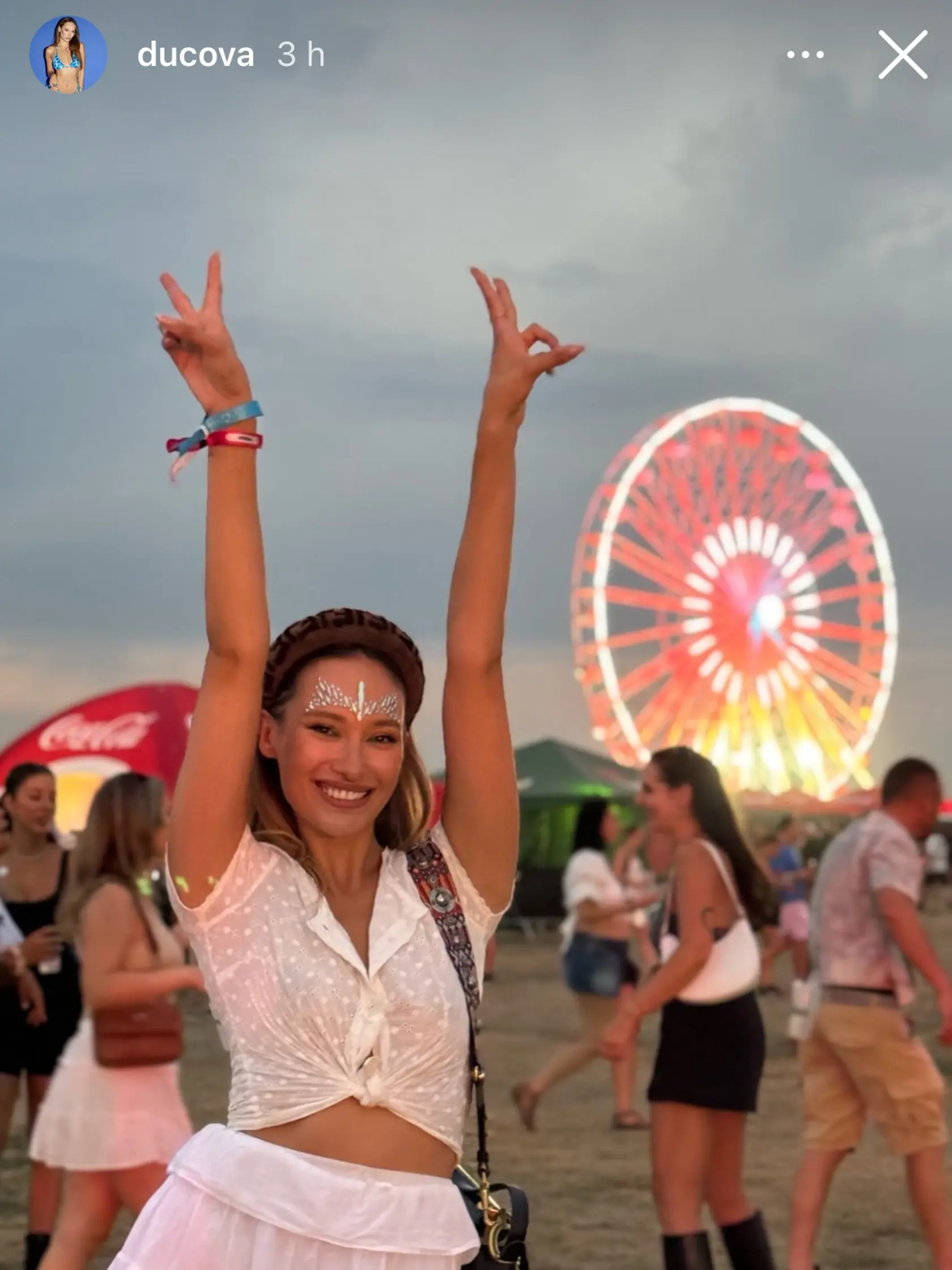 Dominika Ducová vo festivalom looku.