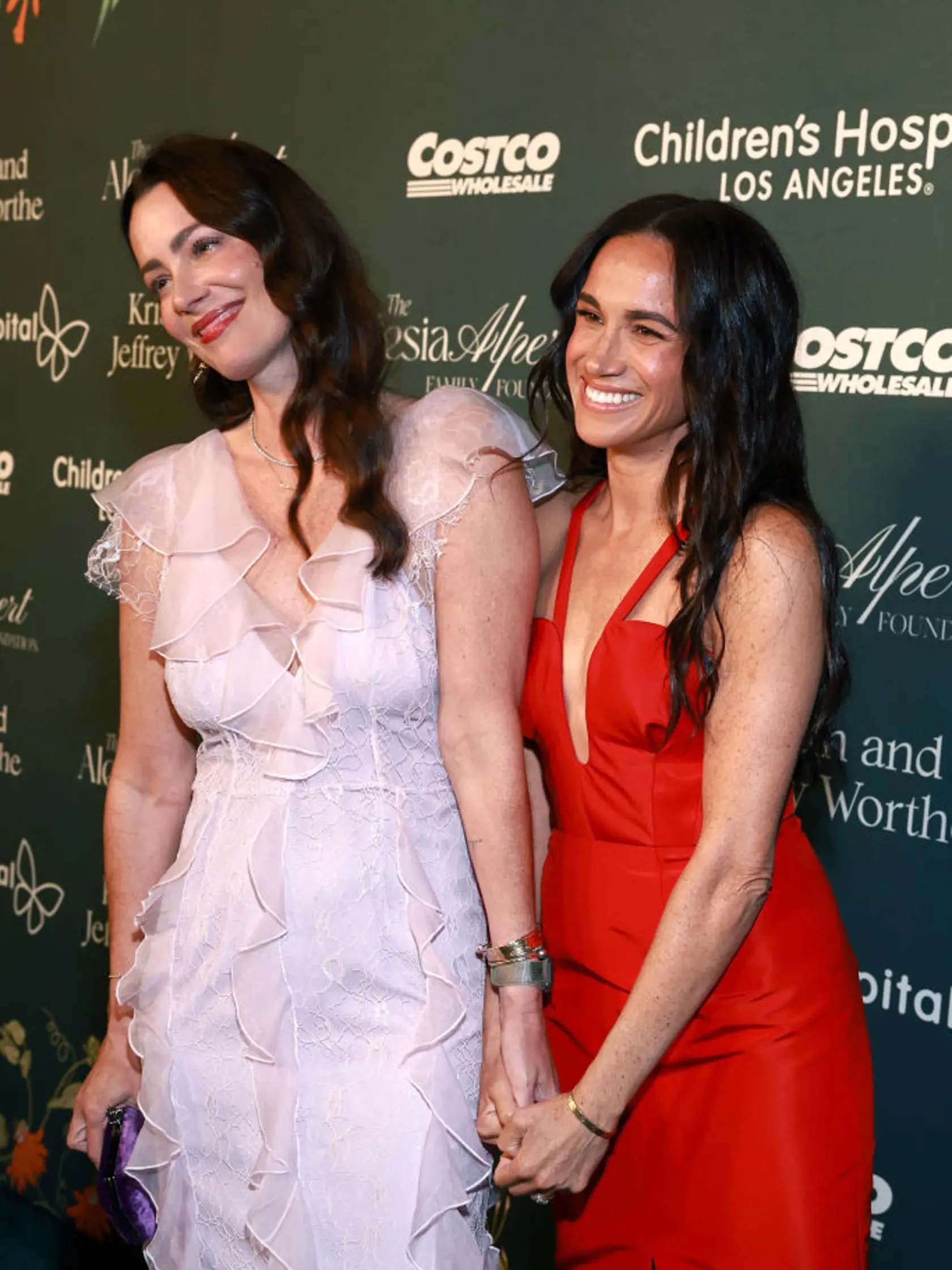 Meghan Markle počas galavečera pre detskú nemocnicu v Los Angeles nevyzerala, že by bez Harryho nejako trpela. Naopak, veľmi si svetlá reflektorov užívala. Žiarlila v červených šatách s mega dekoltom.