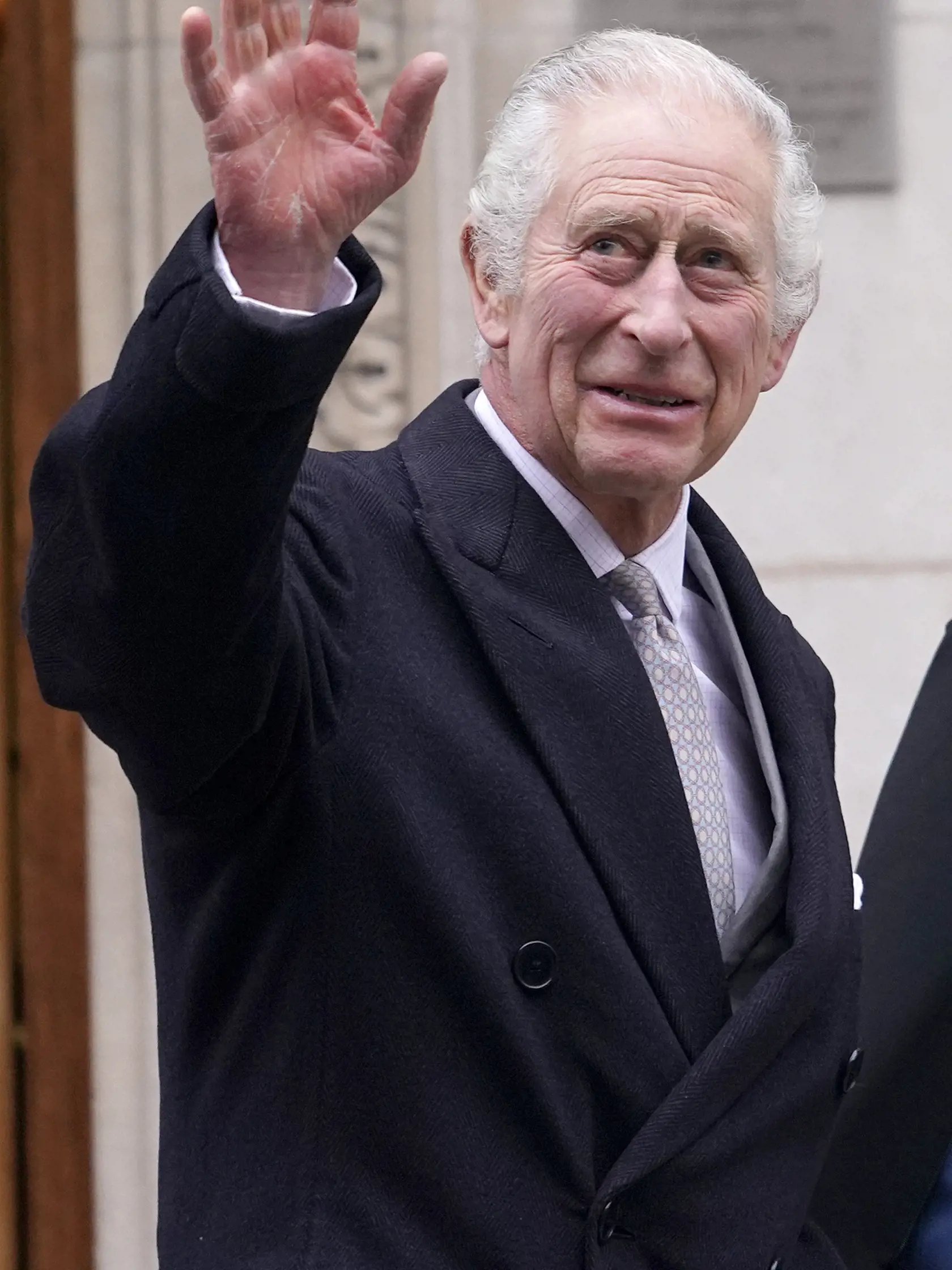 WA 7 Londýn - Britský kráľ Karol III. máva po prepustení zo súkromného zdravotníckeho zariadenia The London Clinic v britskej metropole v pondelok 29. januára 2024. Britský kráľ Karol III. v piatok absolvoval plánovanú operáciu prostaty. Nezhubné ochorenie britskému panovníkovi diagnostikovali 17. januára počas pobytu v kráľovskom panstve Birkhall v grófstve Aberdeenshire. Z rovnakej kliniky v pondelok prepustili aj kráľovu nevestu. Kate, princeznú z Walesu, prepustili do domácej liečby po takme